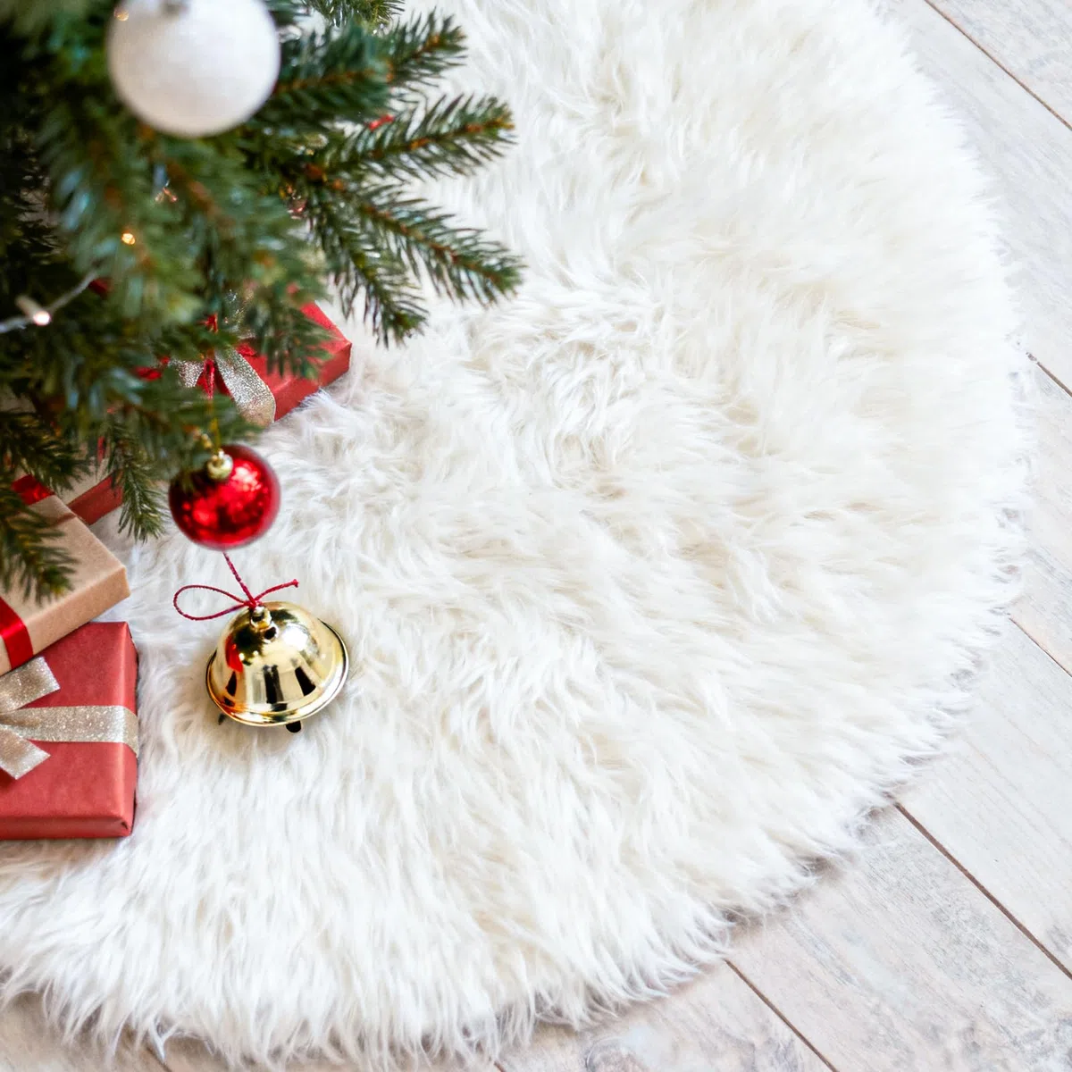 Faldón para Árbol de Navidad 90cm, Cubresuelos de Pelo Blanco Suave con 5 Adhesivo para Fijar alfombras para Decoración de Árbol de Navidad, Decoración Navideña para Interior