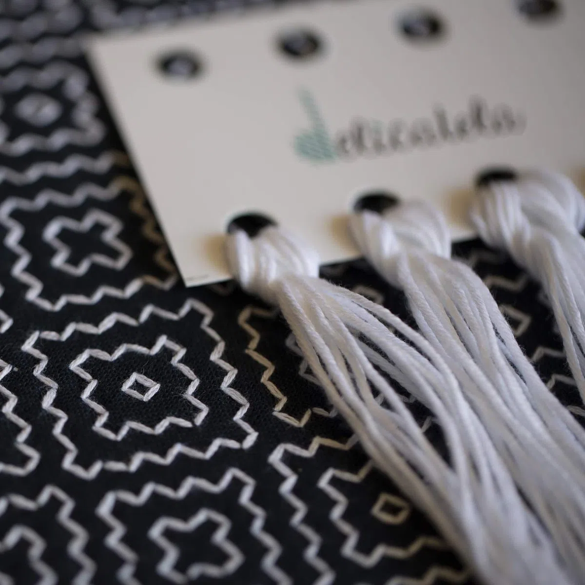 DELICATELA Sashiko | Kit de bordado Japonés | Tela de 68cm x 34cm pre-estampada (30cm x 30cm) | Hilo natural especial para Sashiko | Aguja larga | Instrucciones de bordado Índigo (Zigzag)