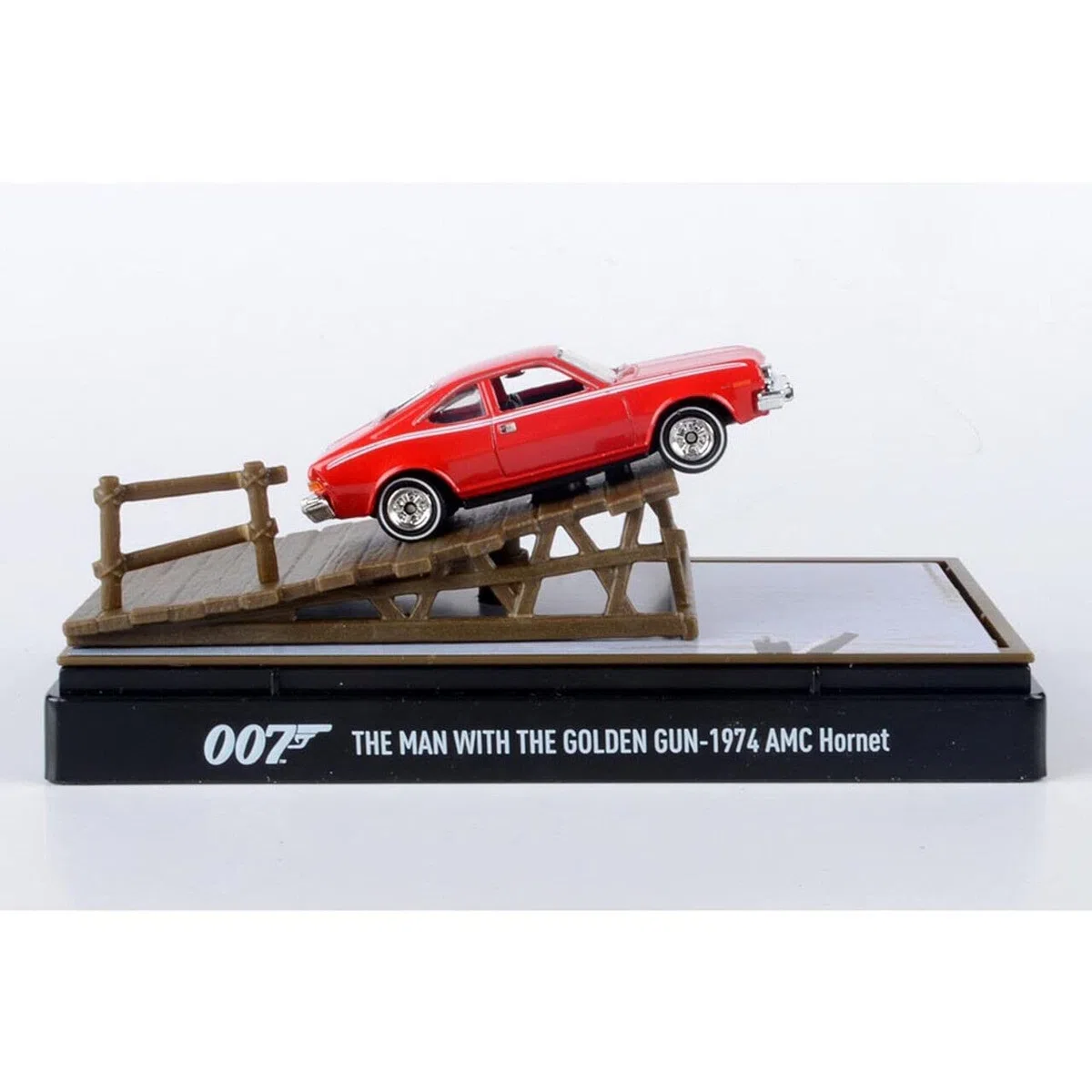 James Bond 007 Diorama Salto del Pontil Die Cast Modelo de coche 1974 AMC HORNET Rojo - Man Golden Gun - Escala 1:64 - Longitud 7 cm