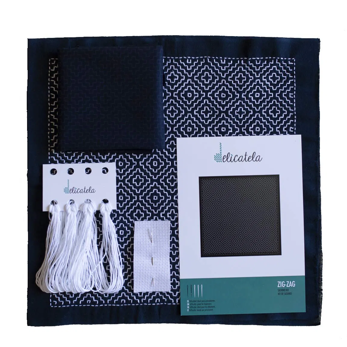 DELICATELA Sashiko | Kit de bordado Japonés | Tela de 68cm x 34cm pre-estampada (30cm x 30cm) | Hilo natural especial para Sashiko | Aguja larga | Instrucciones de bordado Índigo (Zigzag)