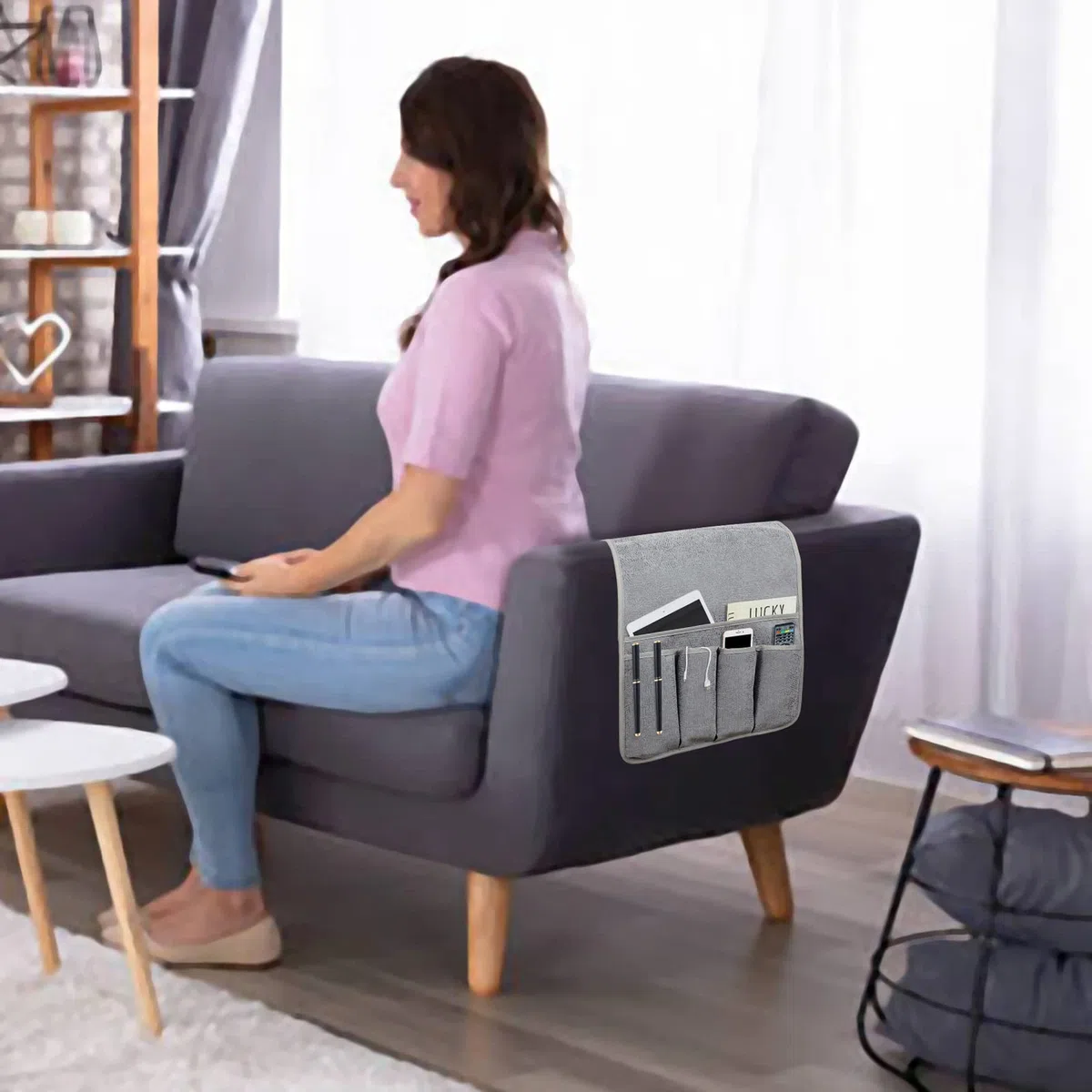 N\B NB NB Organizador para reposabrazos de sofá, organizador de mesita de noche con 5 bolsillos, soporte antideslizante para control remoto de sofá, accesorios para sillón (35 x 12.4 pulgadas, beige)