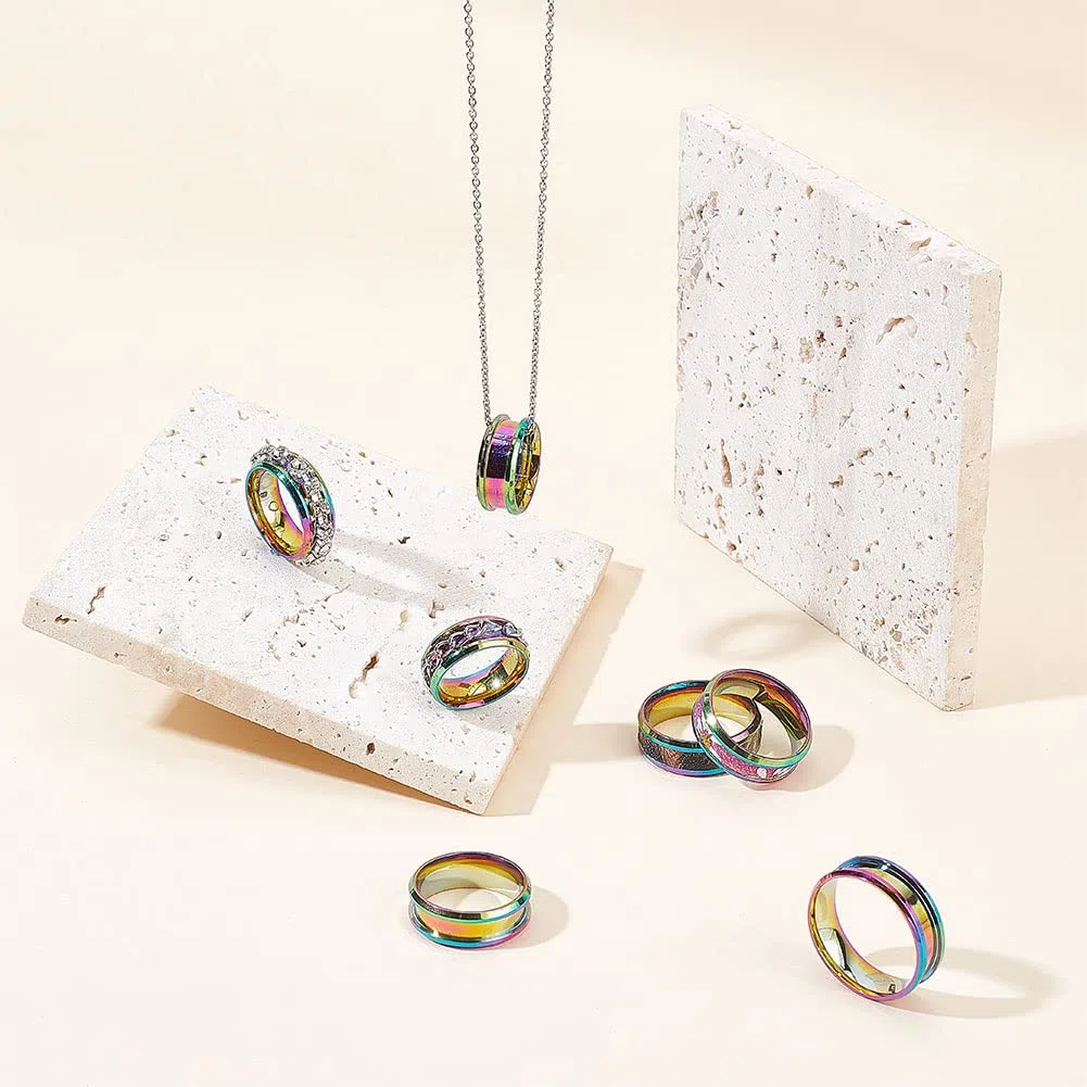 UNICRAFTALE 14 anillo de Núcleo En Blanco Arcoíris Tamaño 5-13 anillo Ranurado de Acero Inoxidable con Bolsas de Terciopelo Anillo Redondo Vacío para Anillos de Incrustaciones de Bandas de Boda