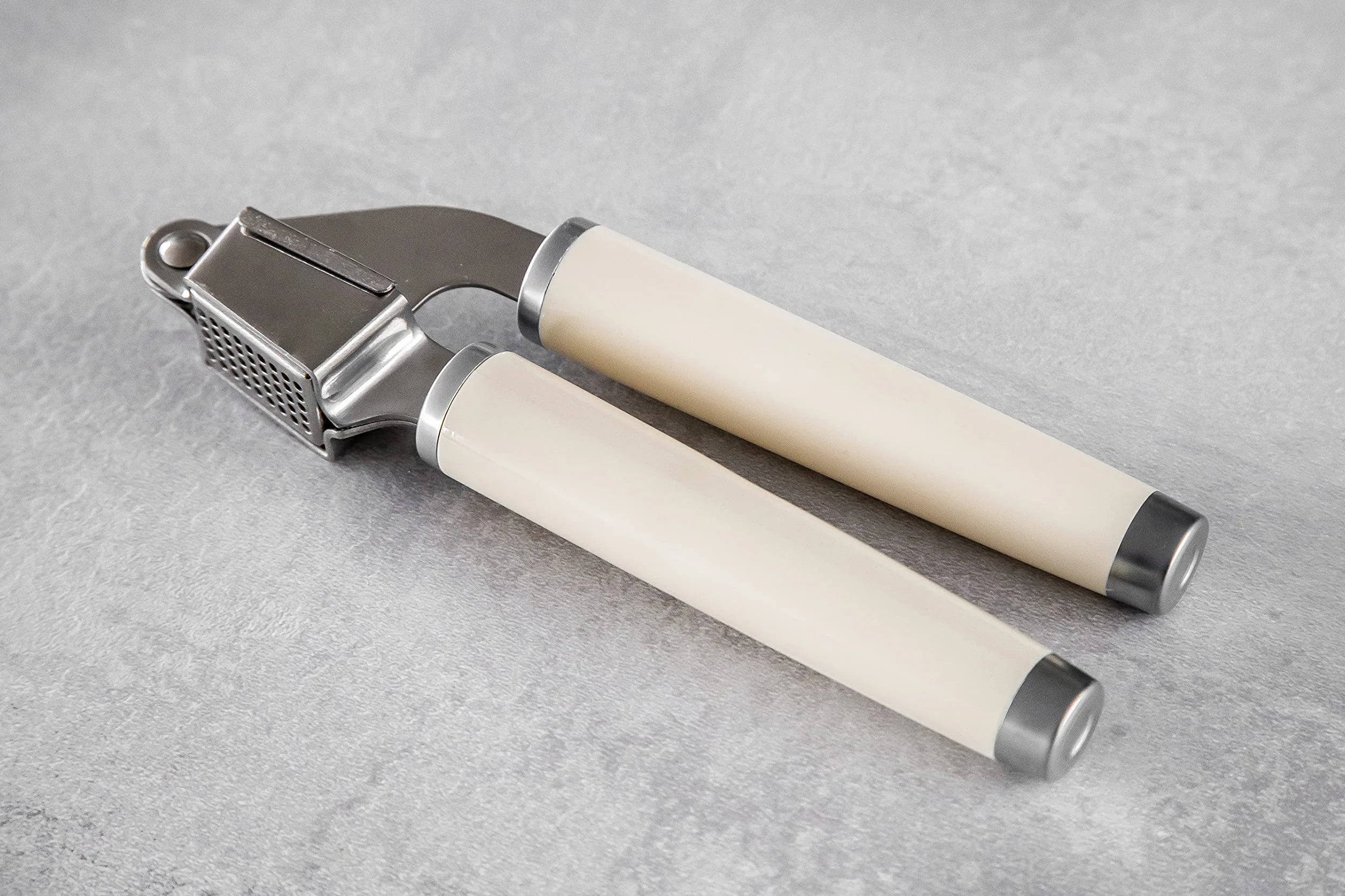 KitchenAid Prensador de Ajo de Acero Inoxidable Apto para el Lavavajillas, Beige
