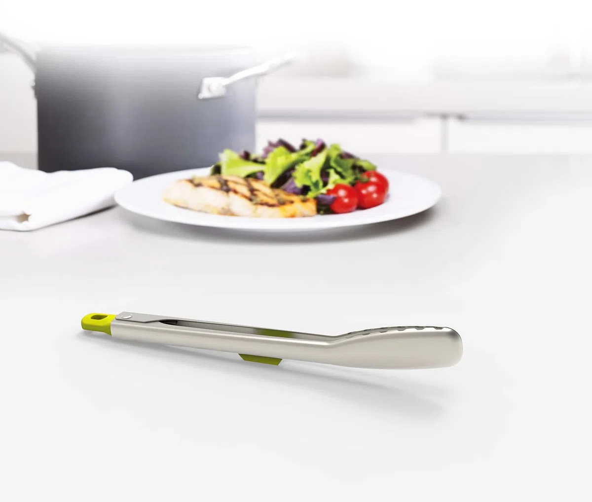 Joseph Joseph Elevate Steel Pinzas de acero inoxidable estilizadas con soporte integrado - Verde