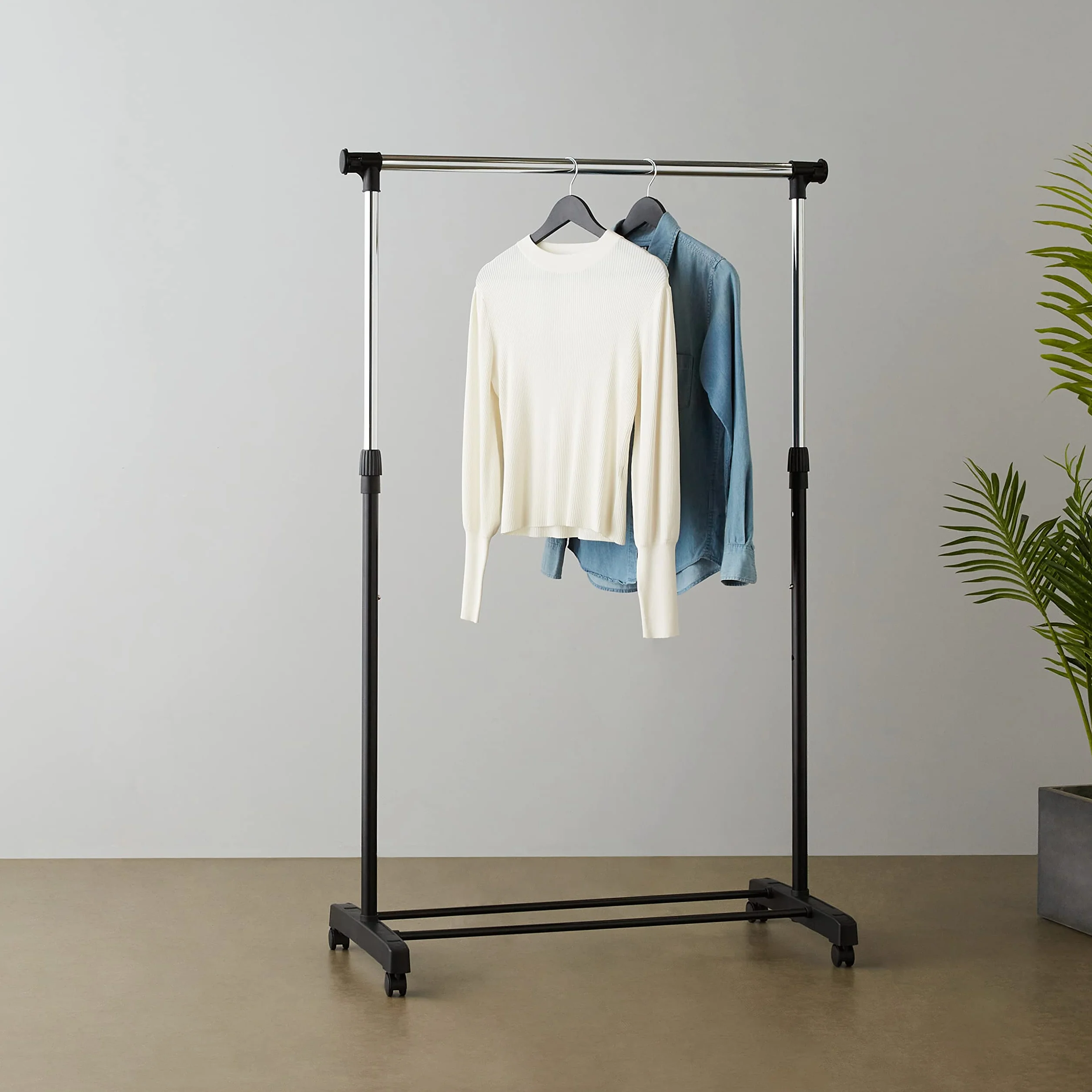 Amazon Basics Perchero de barra con ruedas, cromado, (91.5-145) x 42 x (134-161) cm (L x W x H)