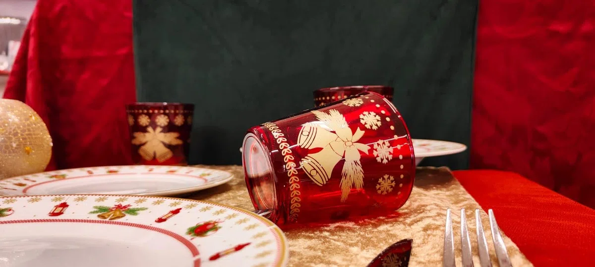 Juego de 6 vasos navideños de cristal rojo con campanas y copos de nieve color dorado, ideales para la mesa de Navidad