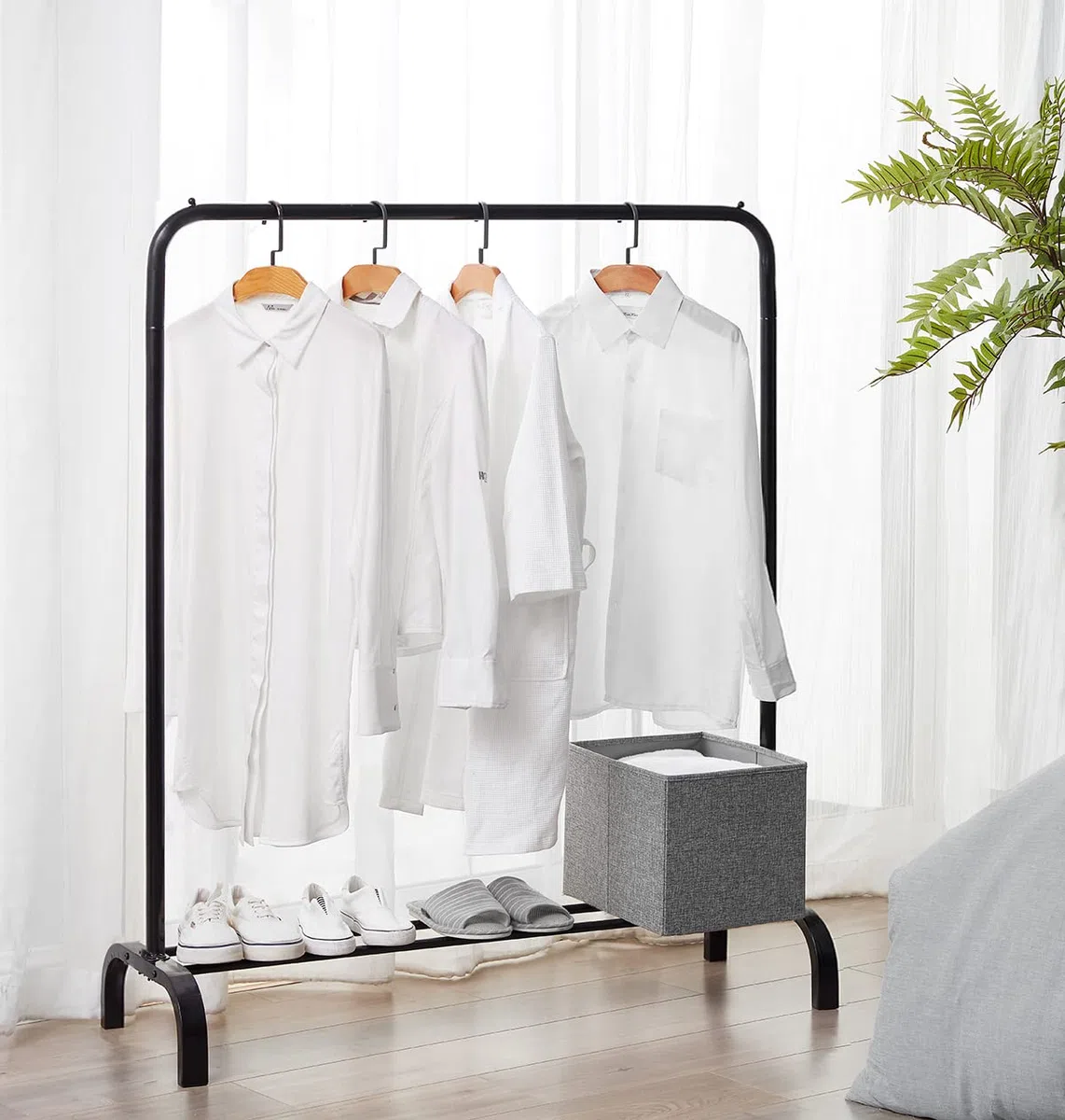 Vivo Technologies Perchero de metal con barra para colgar y estante de almacenamiento, perchero de ropa para dormitorio, rieles colgantes para ropa, color negro