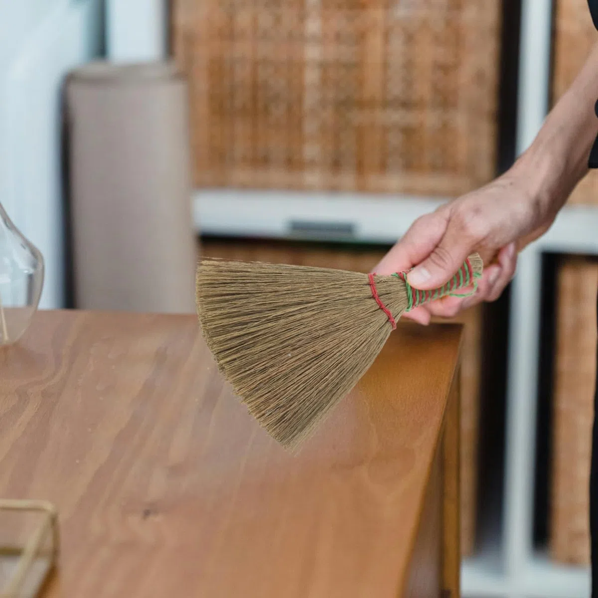 PRETYZOOM Escoba De Mano De Paja Natural con Cerdas Suaves para Limpieza Interior De Pisos Y Muebles Ligera Y Portátil para Cocina Sala Y Dormitorio