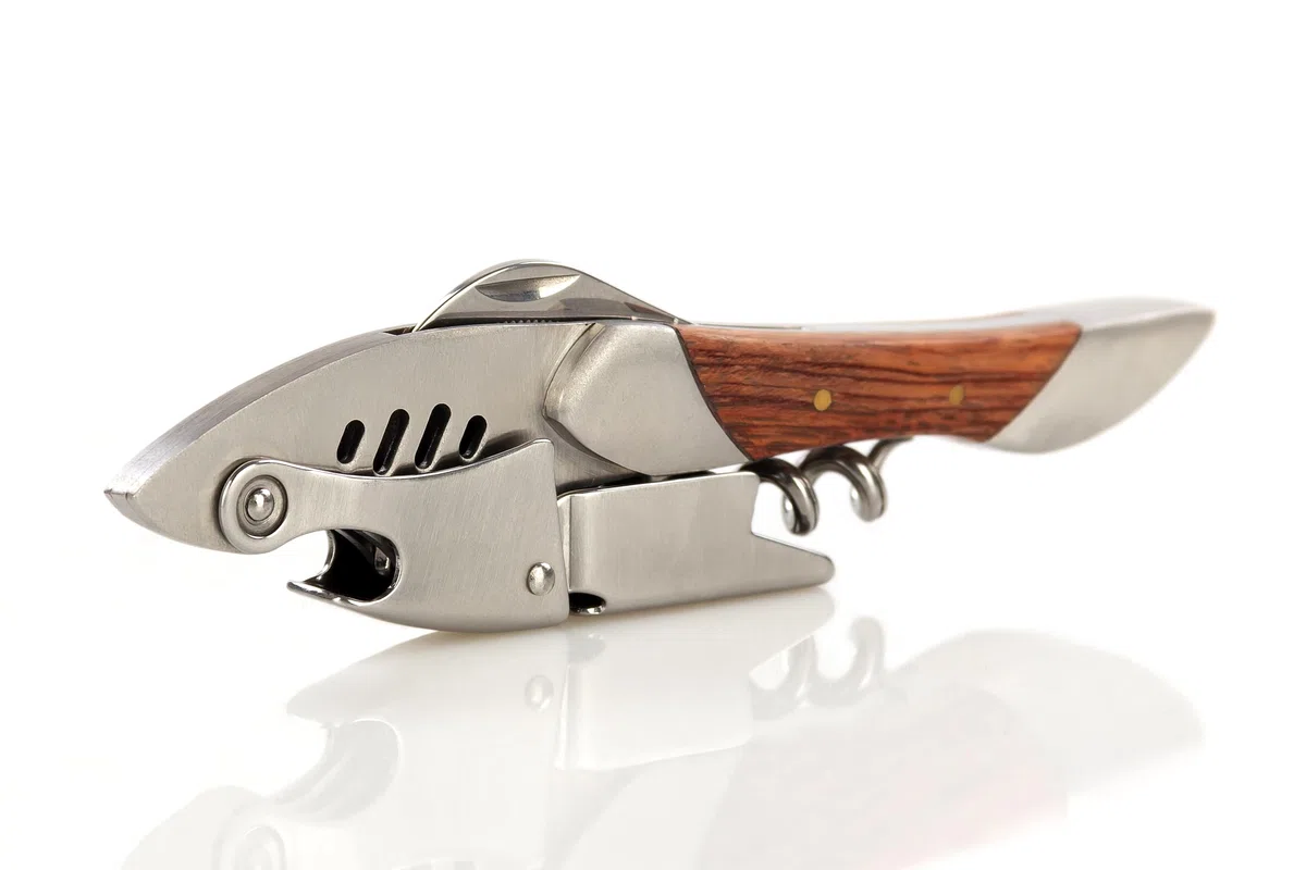 Sacacorchos Shark de camarero ergonómico | Espiral de acero inoxidable reforzado, Mango de madera noble, Cuchilla curva, Abrebotellas integrado