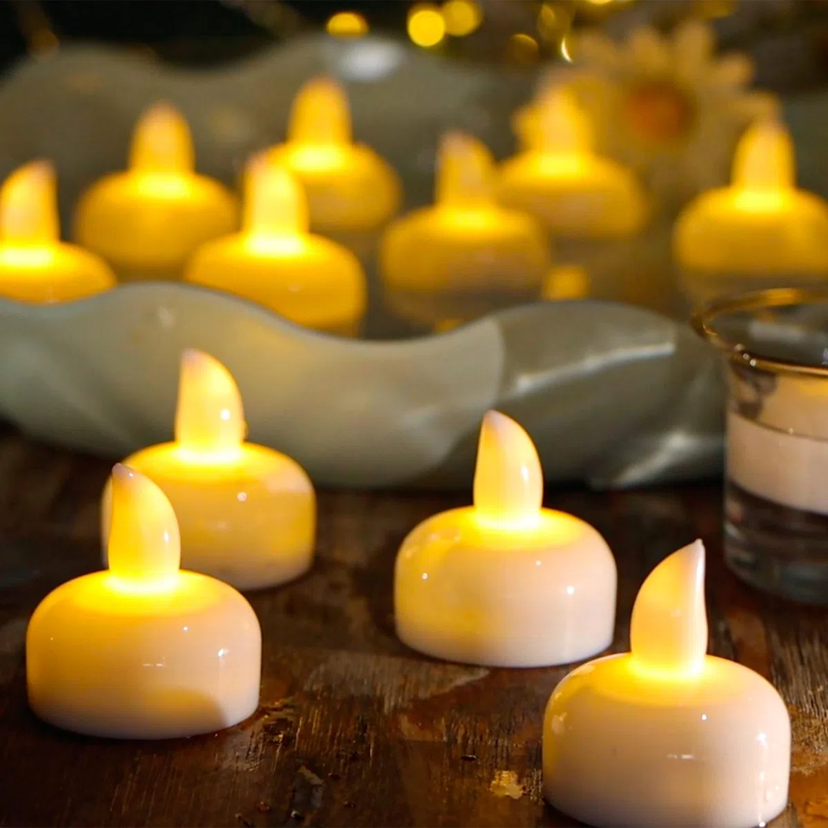 Paquete de 24 velas flotantes sin llama, impermeables, de color blanco cálido, pilas incluidas, luces LED parpadeantes para exteriores, jarrón de centro de mesa