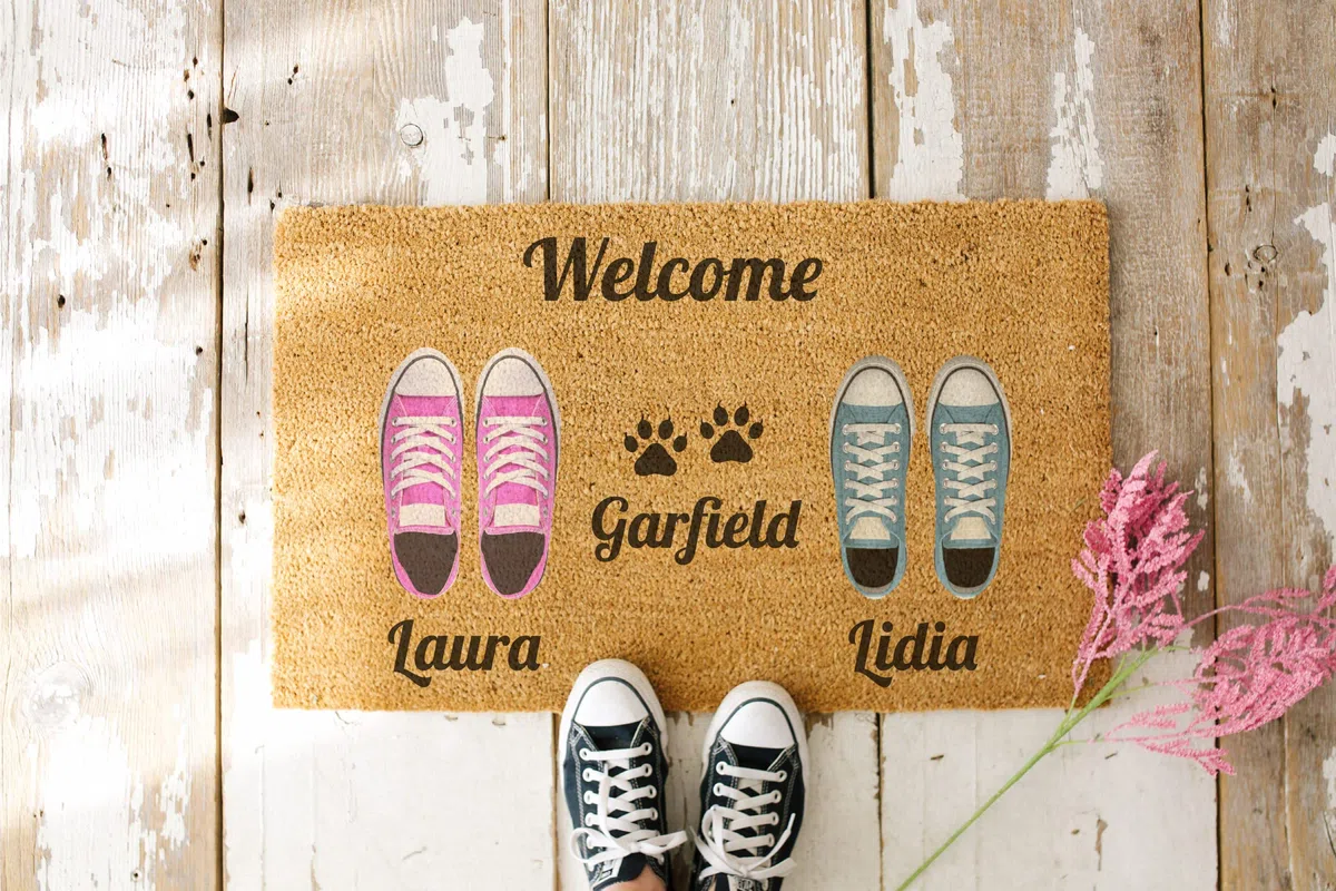 Felpudo Personalizado para la Entrada de Casa | Personaliza tu Felpudo con Toda tu Familia | 70 x 40 cm | Felpudos Originales y Divertidos en 100% Fibra de Coco | Pareja + Mascota