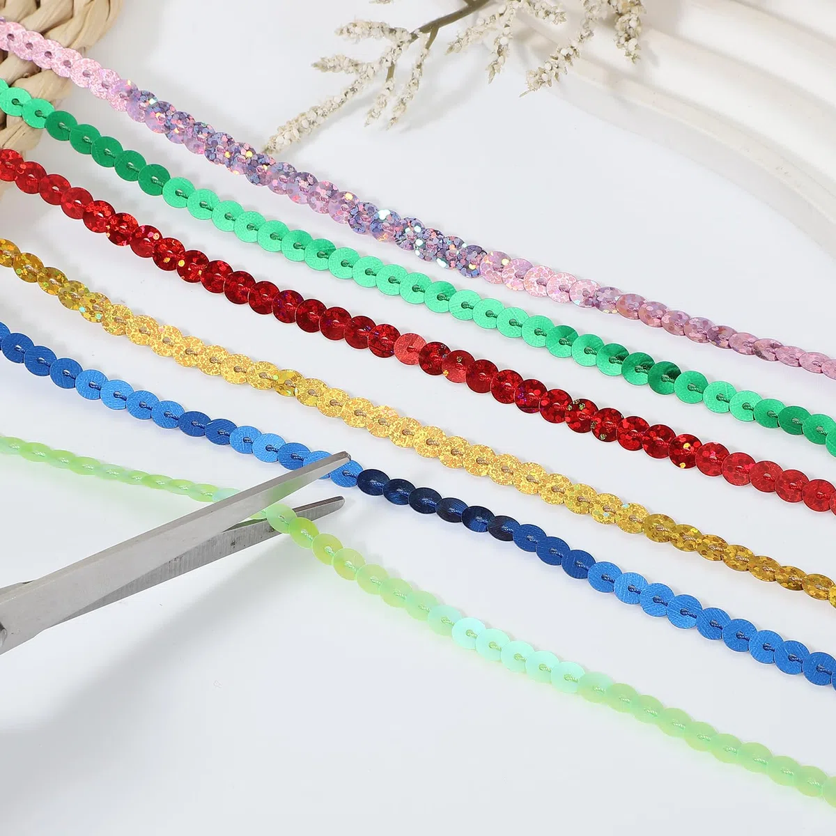 QUARKZMAN Cinta De Lentejuelas Planas De 100 Yardas, Rollo De Cinta De Lentejuelas De 6 Mm, Tira De Lentejuelas Planas Para Accesorios De Costura, Manualidades Y Decoración, Blanco