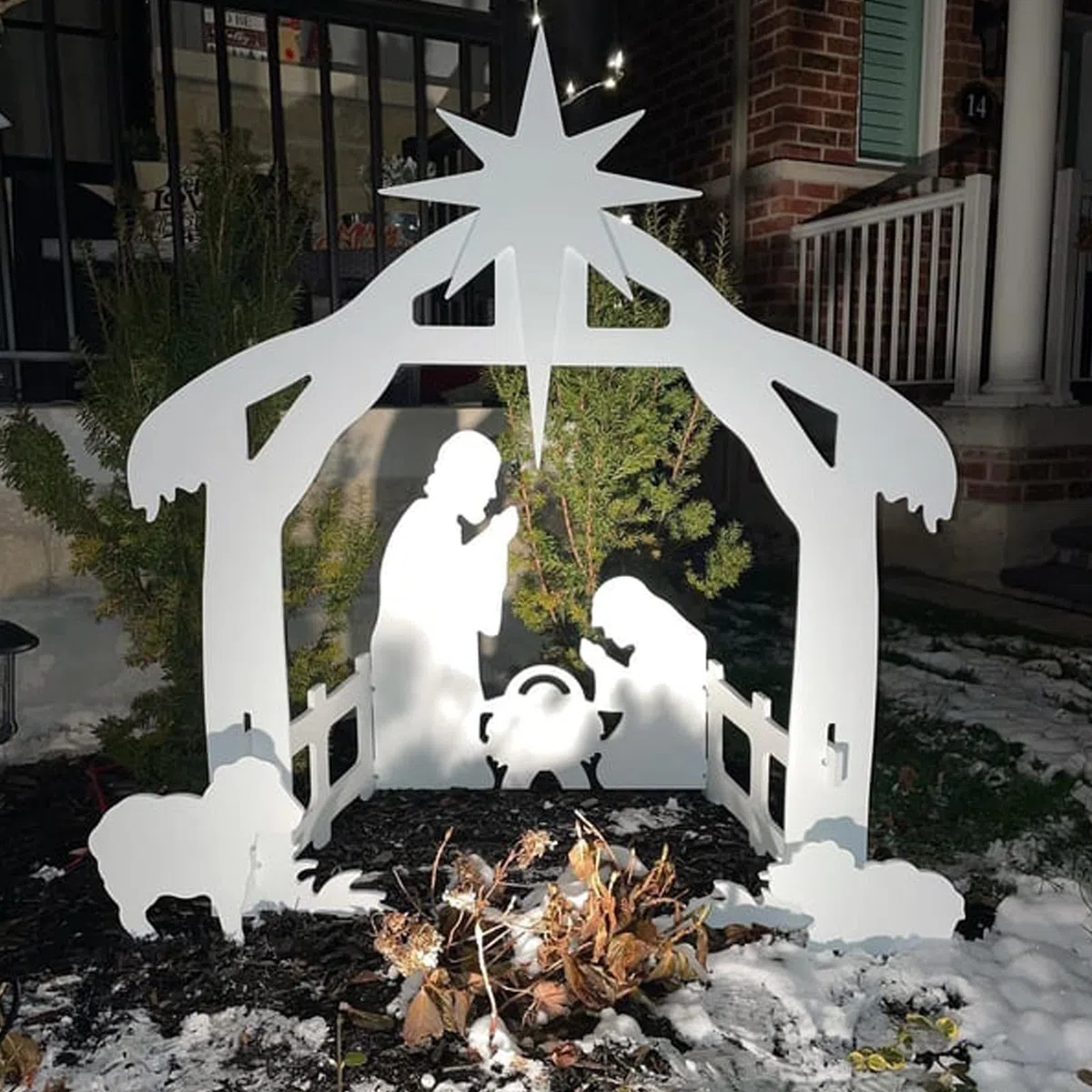 Holy Night - Juego de belén de Navidad al aire libre, juego de belén de plástico blanco, decoración navideña, 19.6 x 17.3 x 10.6 pulgadas