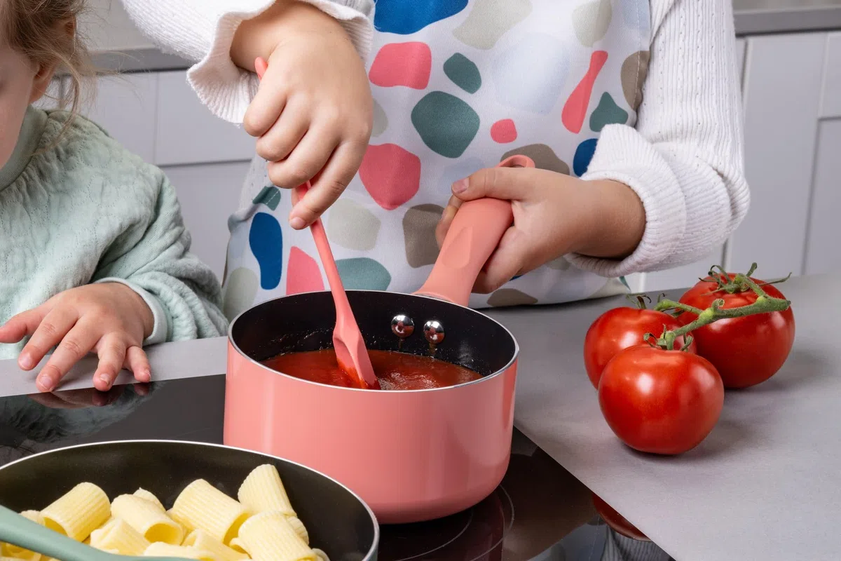 Fackelmann Mini cacerola de 14 cm de diámetro de aluminio prensado reciclado, revestimiento cerámico, rosa suave, apta para cocinas de gas, eléctricas y vitrocerámicas