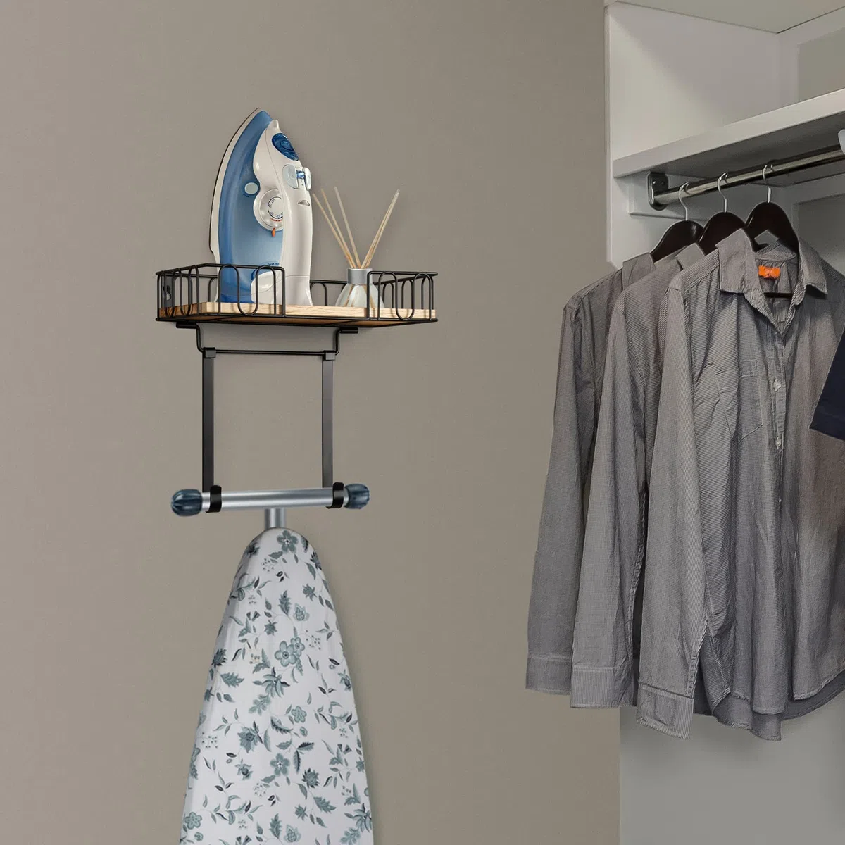 TJ.MOREE Soporte para tabla de planchar de metal, soporte de pared para plancha y tabla de planchar, decoración de cuarto de lavado y almacenamiento con gran cesta de base de madera negra y ganchos