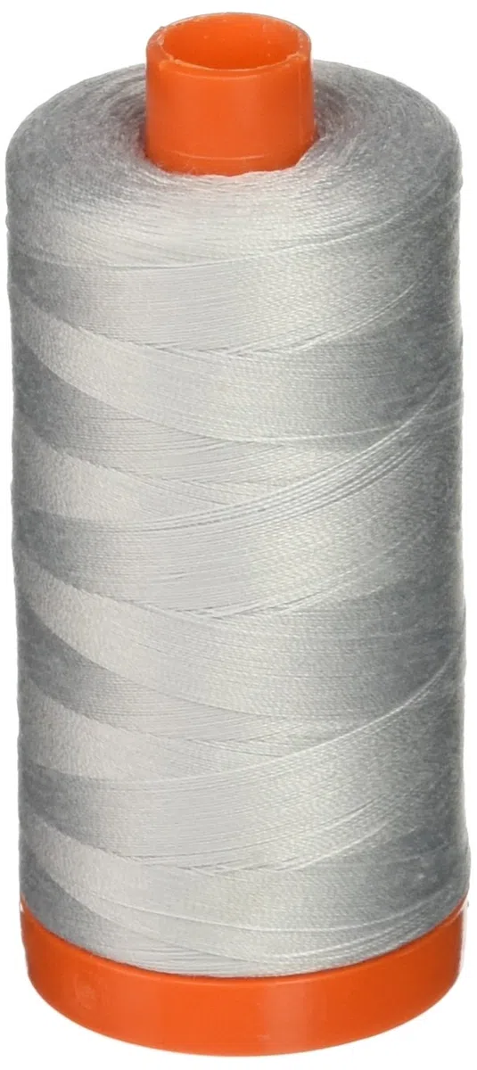 Aurifil A1050 – 2600 (Funda Hilo de algodón sólido 50 WT 1422yds Paloma