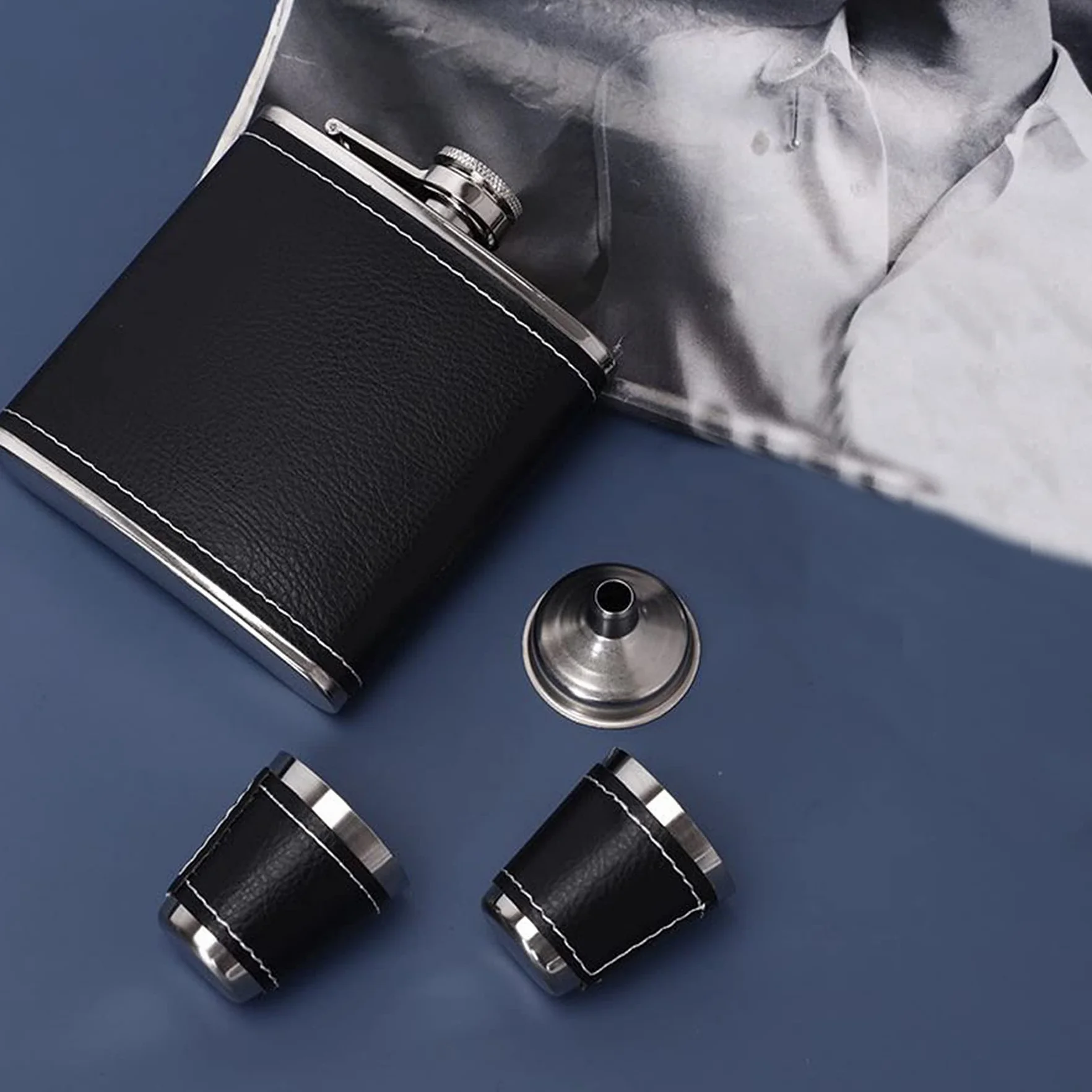 RUIXUE Petacas de alcohol de bolsillo para licores y whisky, 7oz / 200ml, Petaca de acero inoxidable negra,Petaca de licor,con 2 tazas y 1 embudo,Petacas de whisky para excursiones,viajes.