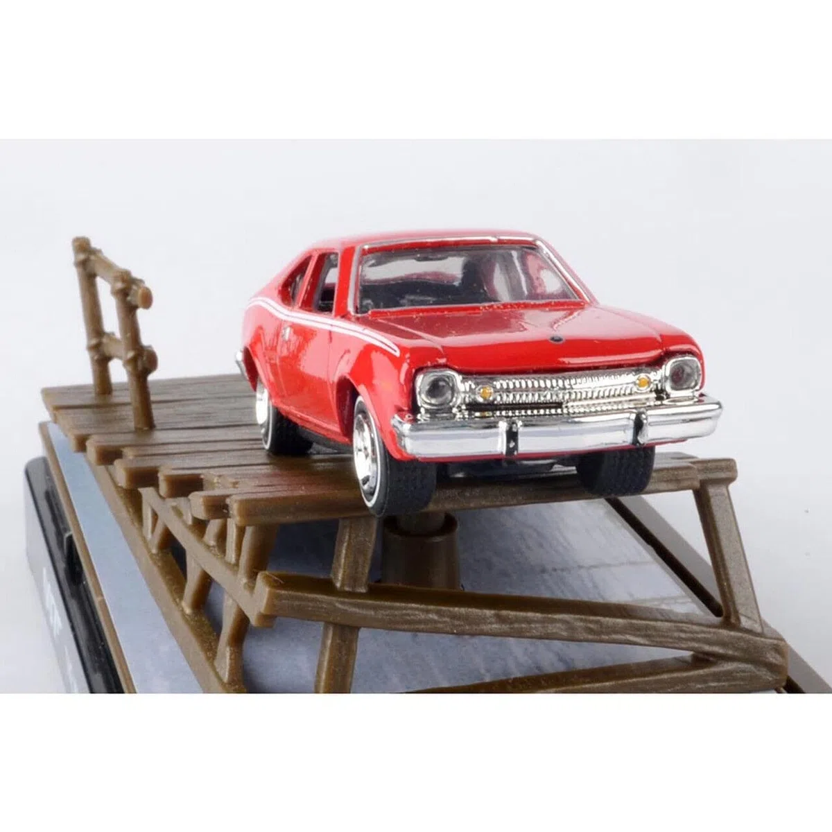 James Bond 007 Diorama Salto del Pontil Die Cast Modelo de coche 1974 AMC HORNET Rojo - Man Golden Gun - Escala 1:64 - Longitud 7 cm