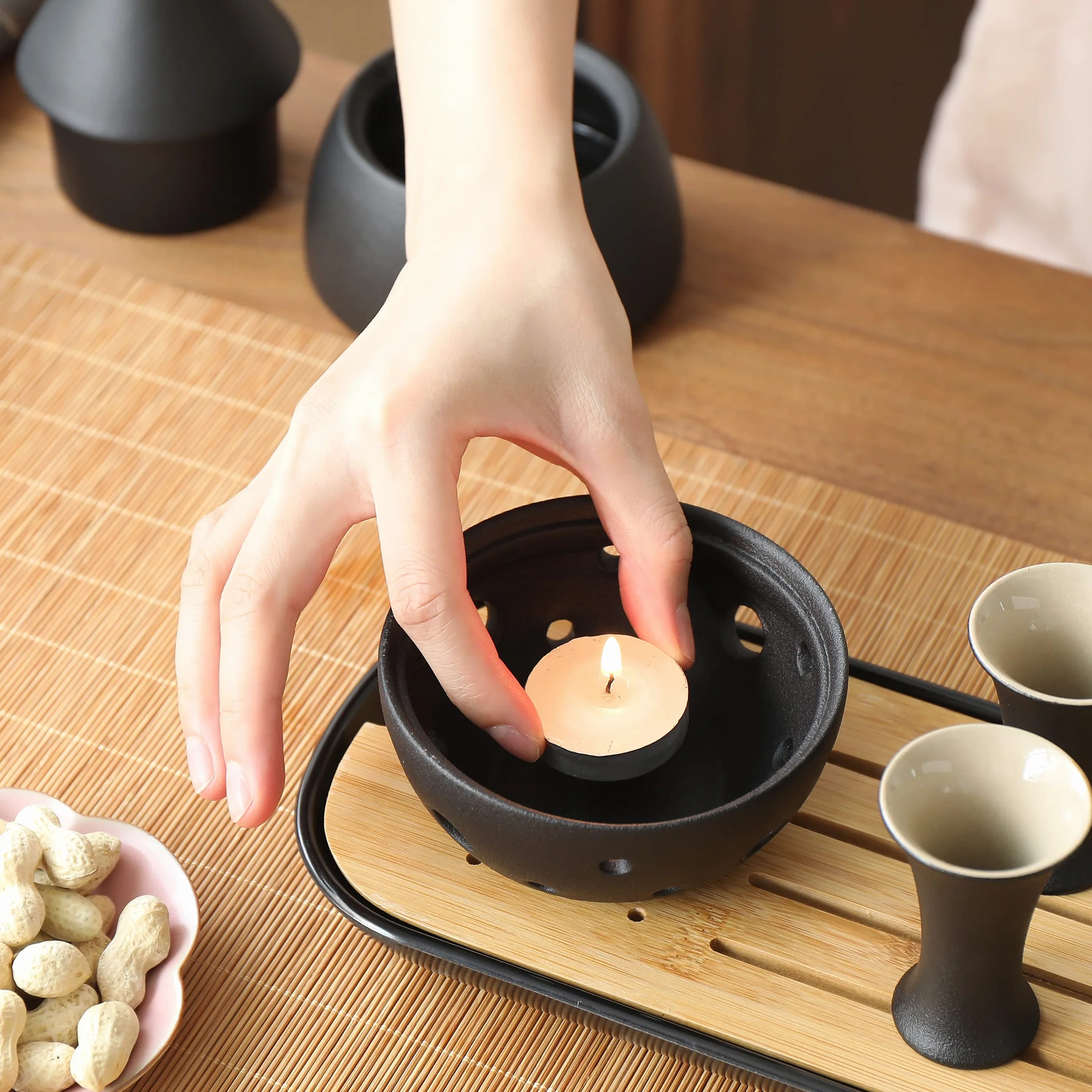 Juego de sake japonés tradicional TEANAGOO, jarra de sake (170 ml) con 6 tazas de sake (25 ml) para licor de soju japonés frío o caliente con juego de bandejas de bambú para servir 10 piezas/juego