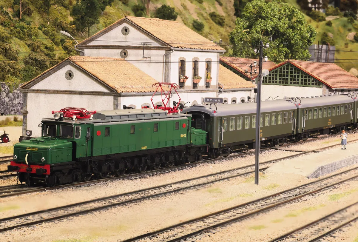 Electrotren HE4038 RENFE, Lote de 2 Coches de 5000 Unidades, BB4 2ª Clase, con Fuelles Antiguos, librea Verde Oliva, EP. IV