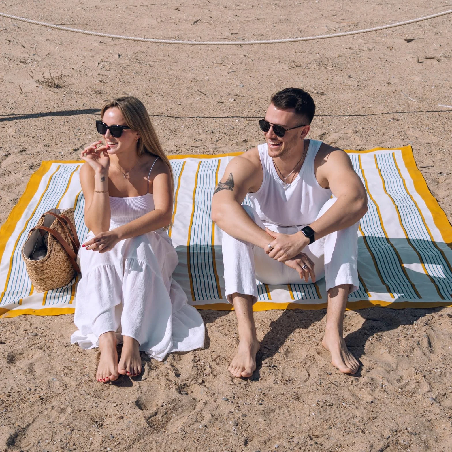 MOMOMUS Toalla de Playa Grande Antiarena Muy Fina, Ligera y Plegable - Manta de Playa Grande o Toalla Pareo XXL, Ideal para Picnic y Piscina - Rayas, 210 x 230 cm