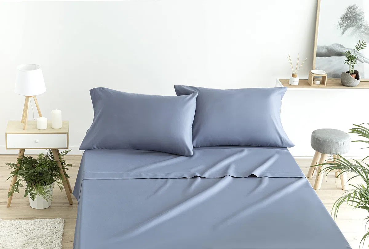 Todocama Juego de Sábanas de 4 Piezas - 4002 - Sábana Bajera Ajustable - Encimera - Dos Fundas de Almohada de 50x80cm (Cama 90x190/200 cm, Azul Grisáceo)