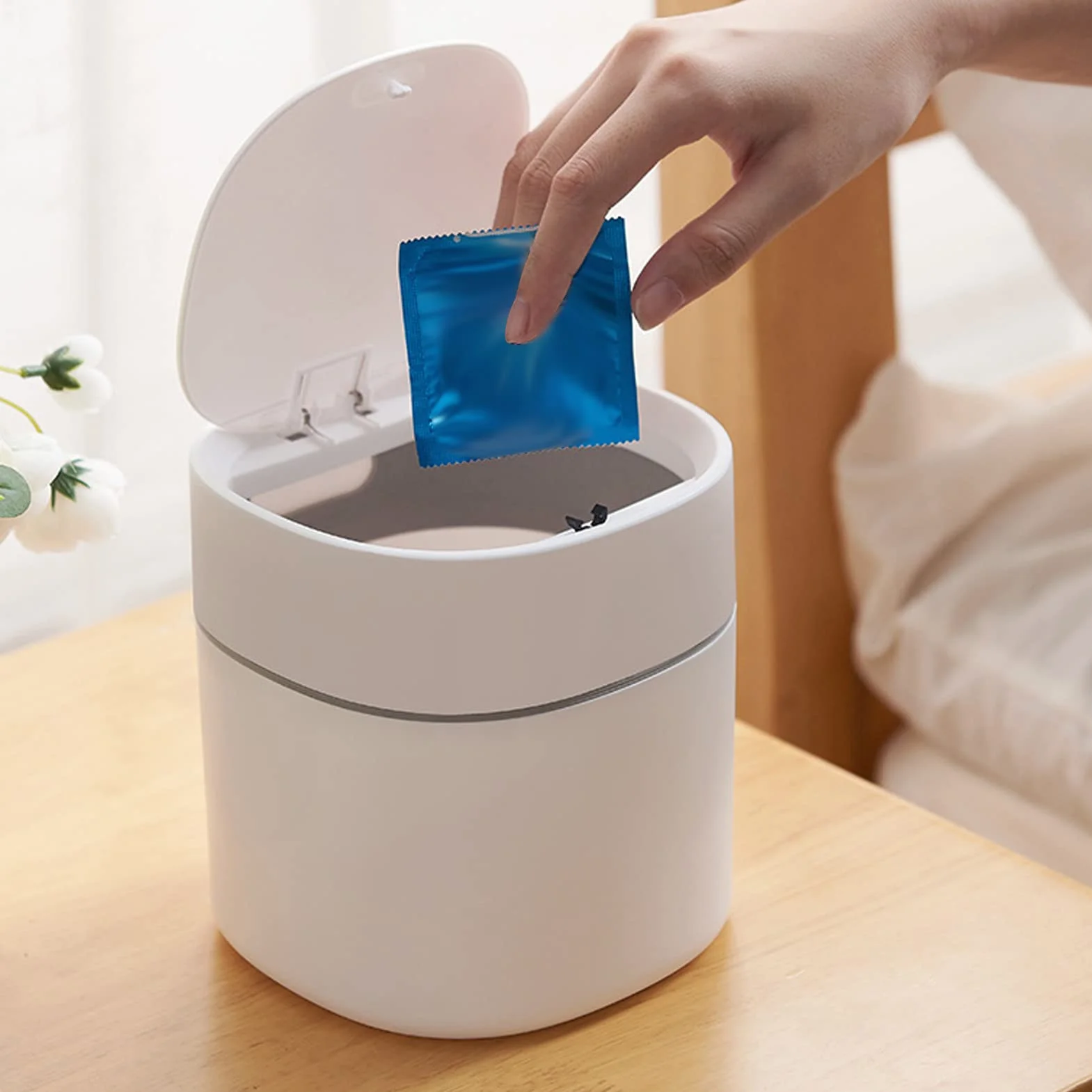 Tyenaza Mini Bote de Basura de Escritorio, Bote de Limpieza de Almacenamiento de desechos con Tapa para Mesa de Centro, tocador, encimera de Escritorio(Blanco)