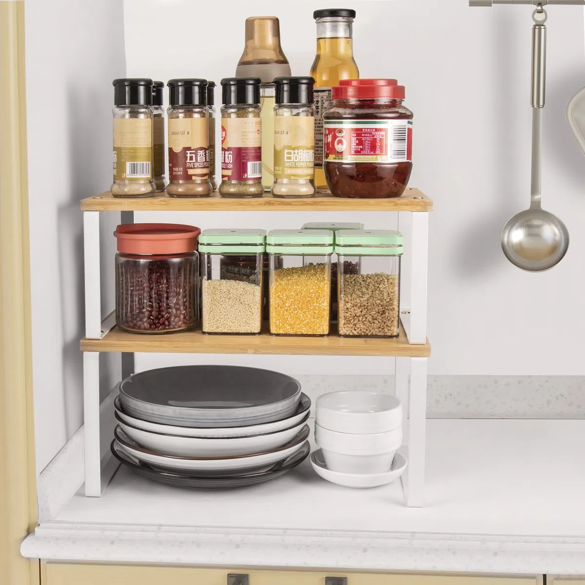 QIWODE Estante organizador expandible para gabinete, juego de 2 estantes de almacenamiento apilables para encimera de cocina, estante de despensa, estante de especias, metal y bambú