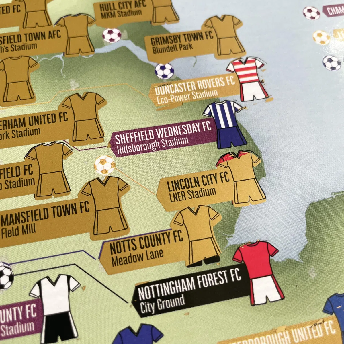 92 campos de fútbol de la temporada 2025-26 - Mapa de viaje para recoger y rascar - Maps International - 29 x 42 cm