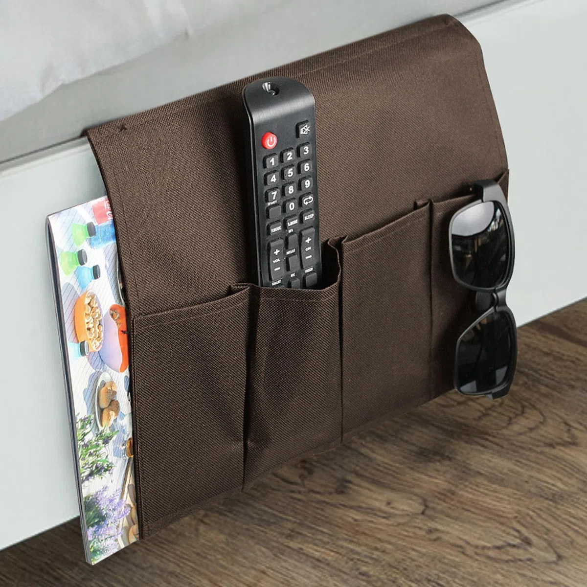 Organizador de Sofá Universal con Autobloqueo - Reposabrazos de sillón o sofá/Bolsillo cama - 5 Bolsillos - Apto para revistas, mando a distancia, teléfono, tableta, libros - 94 x 32 CM - Marrón
