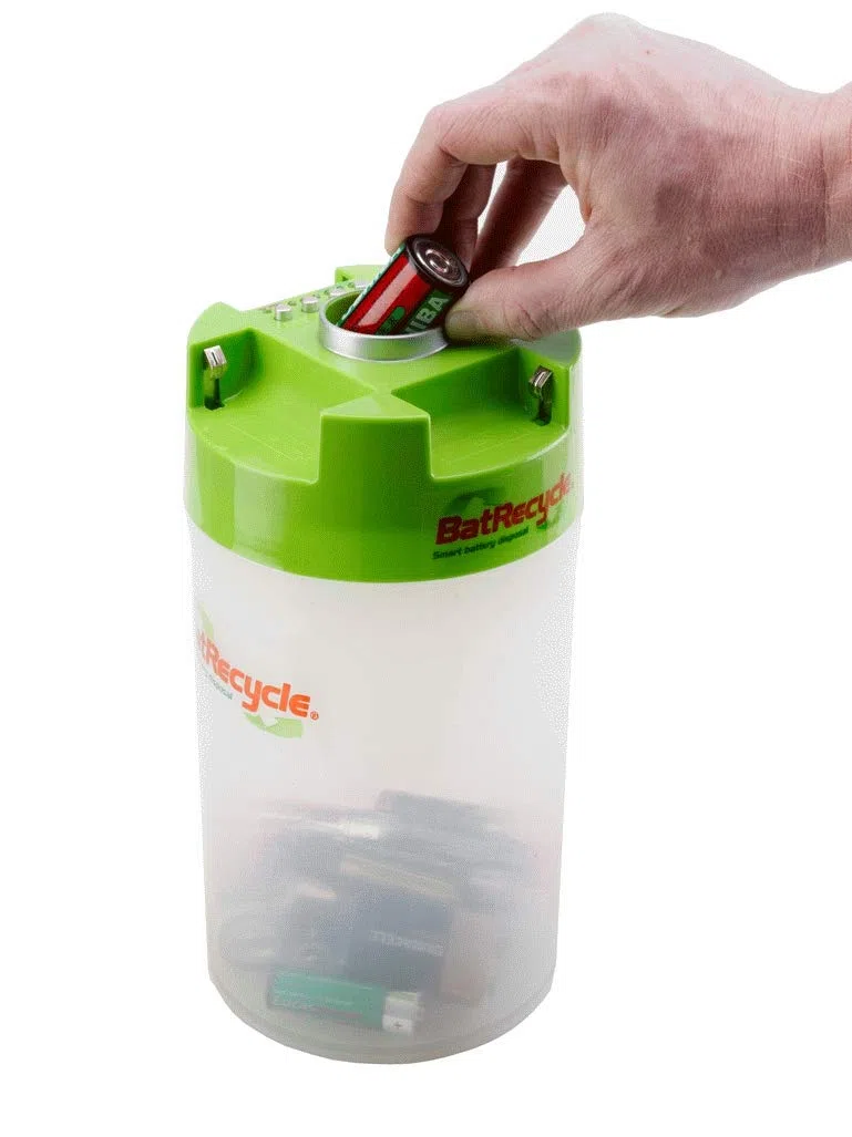 Un contenedor para reciclar con un probador integrado