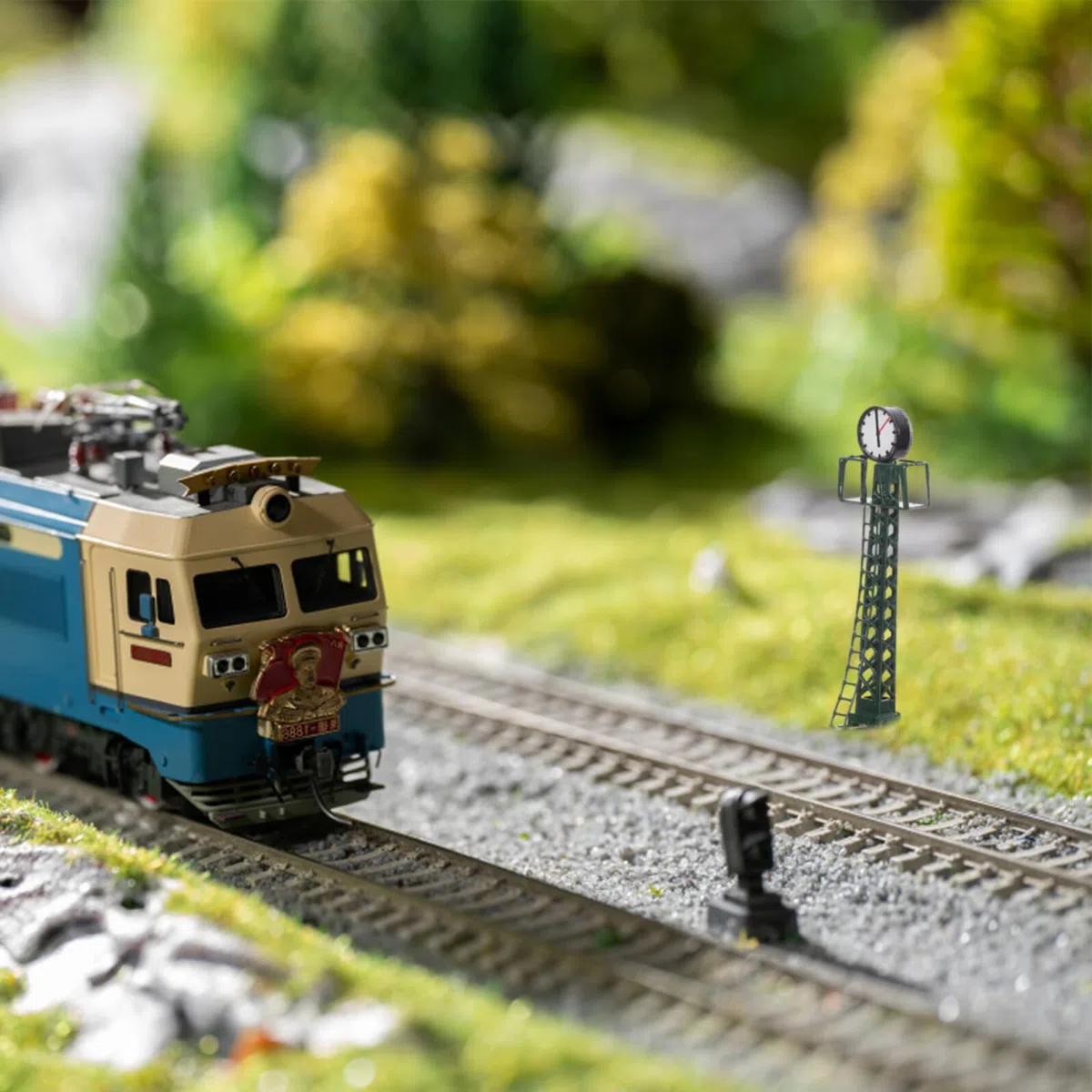 Farolas para Maquetas de Trenes a Escala N Luz LED de Alumbrado Público Verde Accesorio Miniatura para Diorama Ferroviario 2 Piezas para Construcción y Decoración de Paisajes