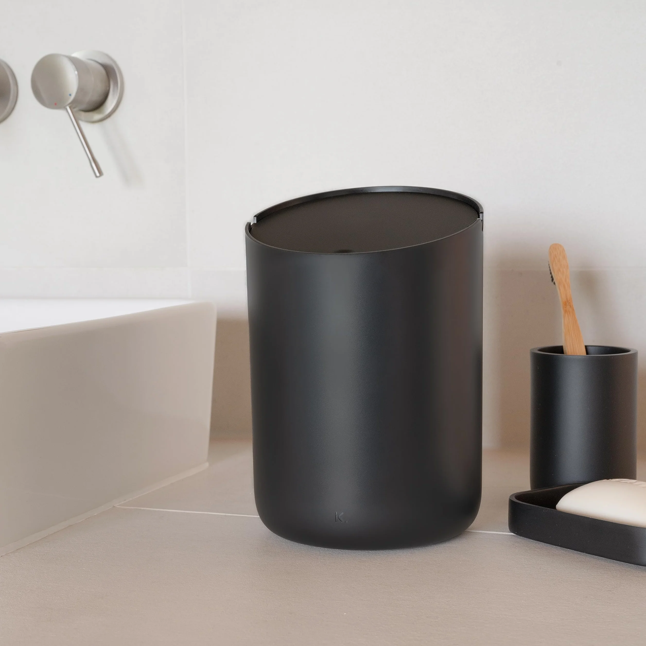 Kazai. Pequeña Papelera 'Tove' - 1,5L | Exclusivo Mini Cubo de Diseño de Berlín | Para el Baño, la Cocina y como Cubo de Mesa | Antideslizante, Cubo Interior | Negro