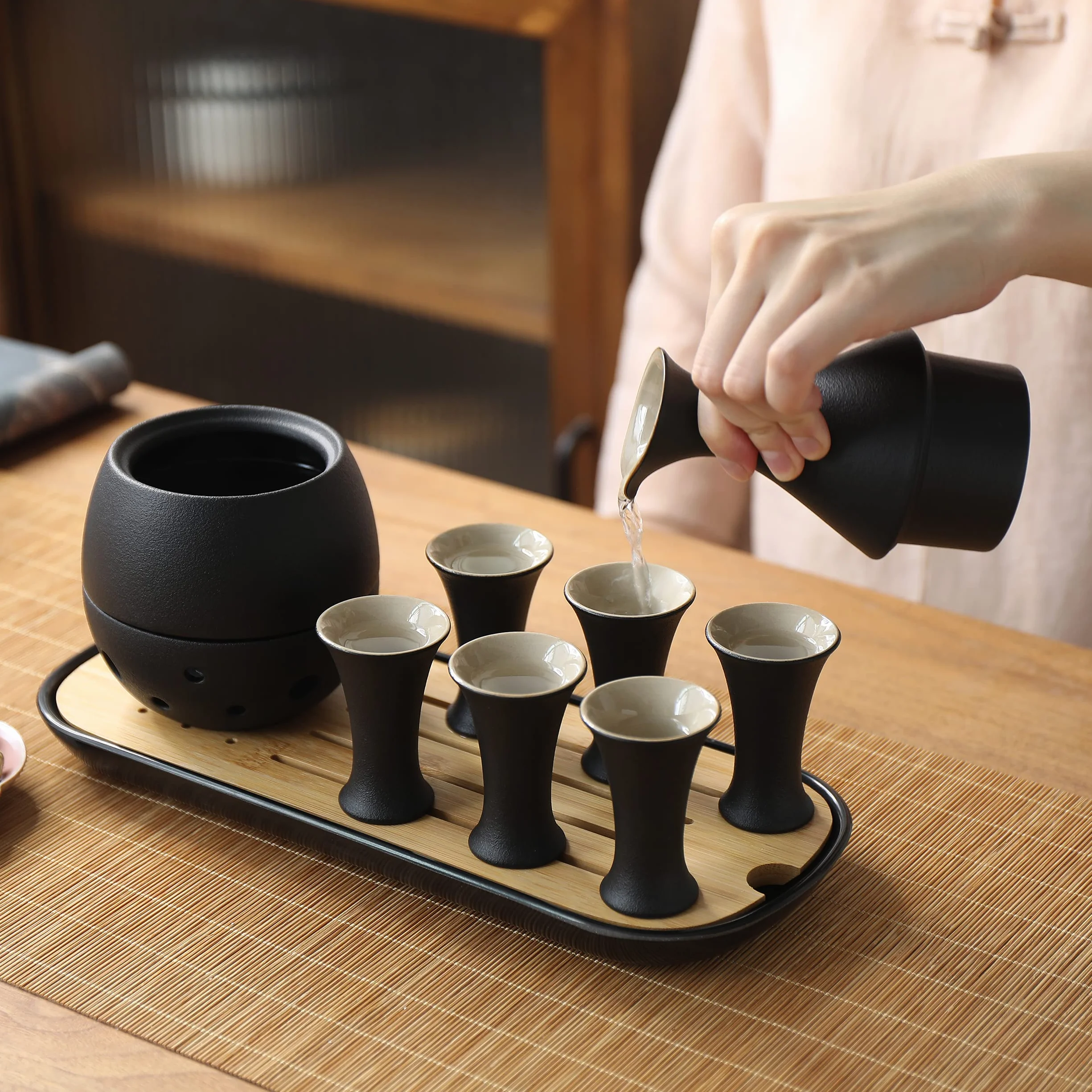 Juego de sake japonés tradicional TEANAGOO, jarra de sake (170 ml) con 6 tazas de sake (25 ml) para licor de soju japonés frío o caliente con juego de bandejas de bambú para servir 10 piezas/juego