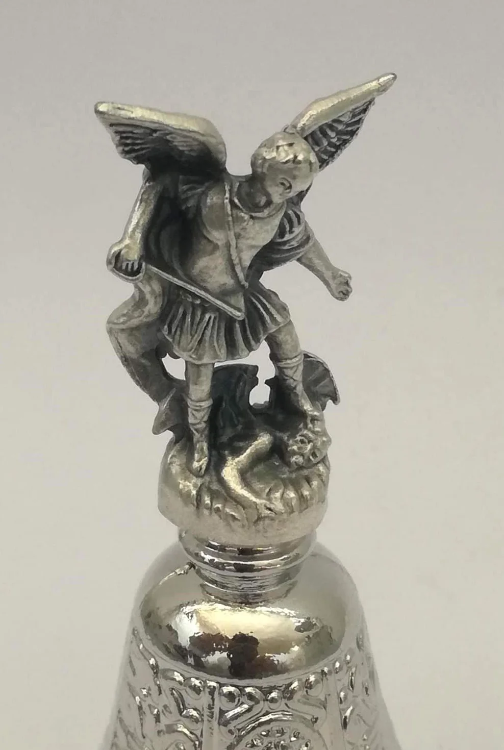 Campana litúrgica San Miguel Arcángel chapeada Plata - Estatuilla con Campana contra el Diablo - Protección del Ángel guardián contra Todo Mal - h 7,5 cm