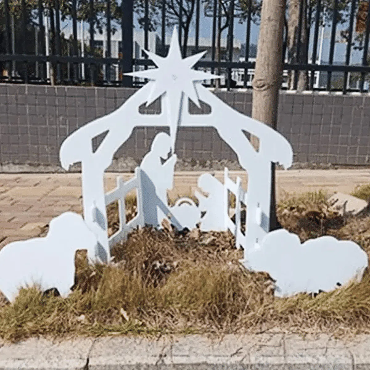 Holy Night - Juego de belén de Navidad al aire libre, juego de belén de plástico blanco, decoración navideña, 19.6 x 17.3 x 10.6 pulgadas