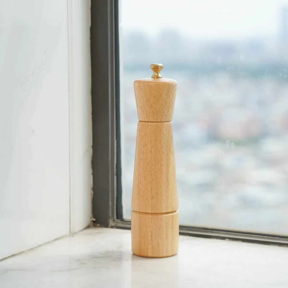 Molinillo de sal, molinillo de sal con núcleo de molienda de cerámica ajustable, madera de caucho, 22 cm de altura, diámetro inferior: 5,5 cm (la bandeja no está incluida)