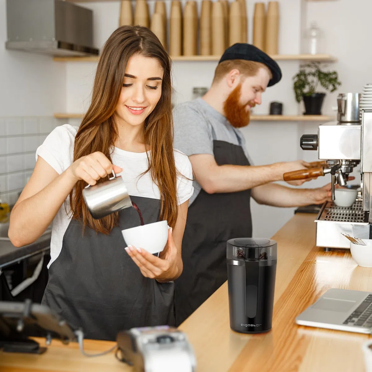 Aigostar Molinillo de Café Eléctrico, con Cuchilla de Acero Inoxidable, Semillas Especias Frutos Secos Molinos de Cuchillas de 200W Potencia, Capacidad 60gr con Cepillo para Limpieza, Libre de BPA