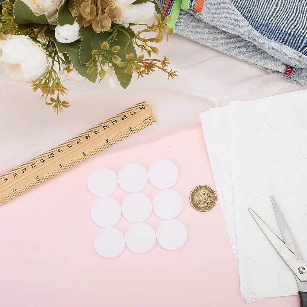 Pesos de vestir para mujer a prueba de viento dobladillo blanco plano redondo 10 bloques acrílicos con 100 pegatinas adhesivas para asegurar faldas y vestidos