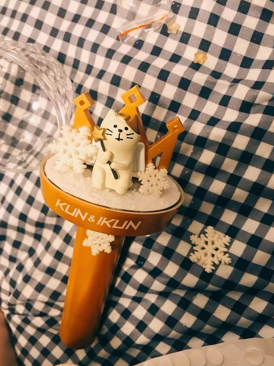 Kesote 30 Piezas de Mini Adornos Navideños de Resina Papá Noel, Sonajero, Árbol de Navidad, Muñeco de Nieve, Miniaturas de Navidad para Regalo, Parcela, Tarjetas de Felicitación