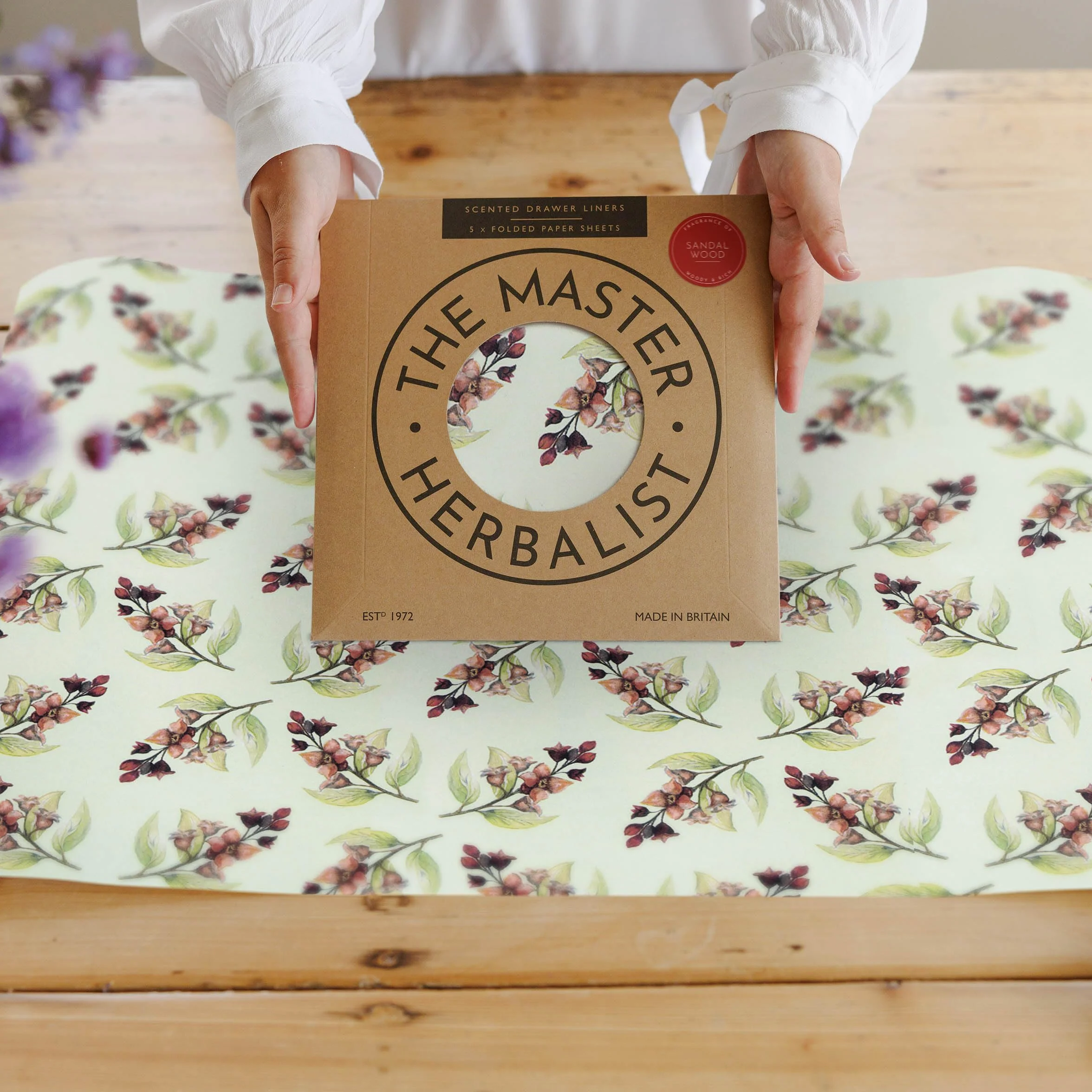 The Master Herbalist Forros Aromáticos para Cajones con Aroma a en un Diseño (Plegados) | Paquete de 5 Hojas | Contiene Aceites Esenciales (Sándalo | Floral, Folded)