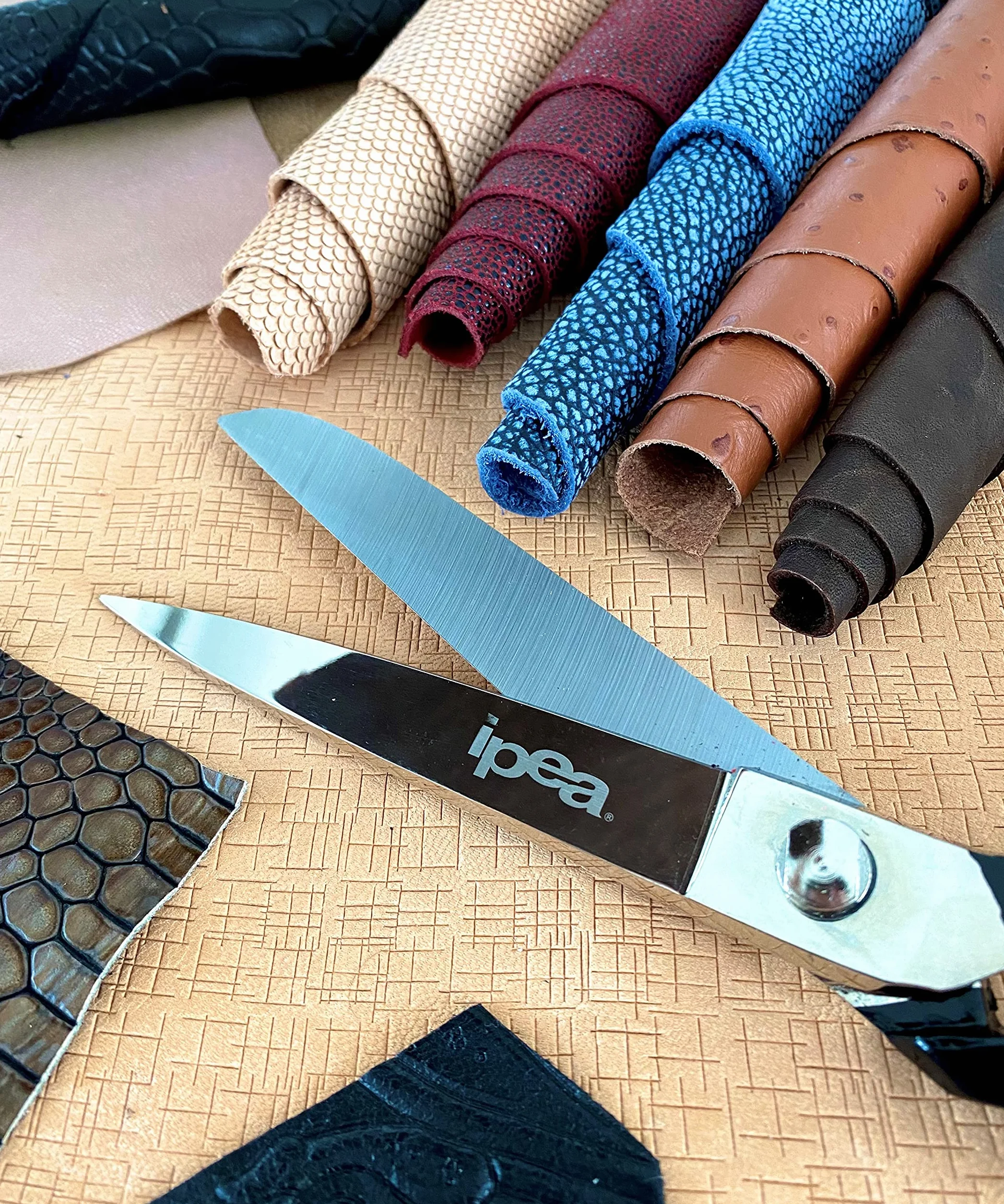 IPEA 1 Kg de Recortes de Cuero – Piel Auténtica con Estampados Mixtos y Detalles en Tamaño Aleatorio – Fabricado en Italia – Retales Cortes de Formas Diferentes con Estampados Decorativos