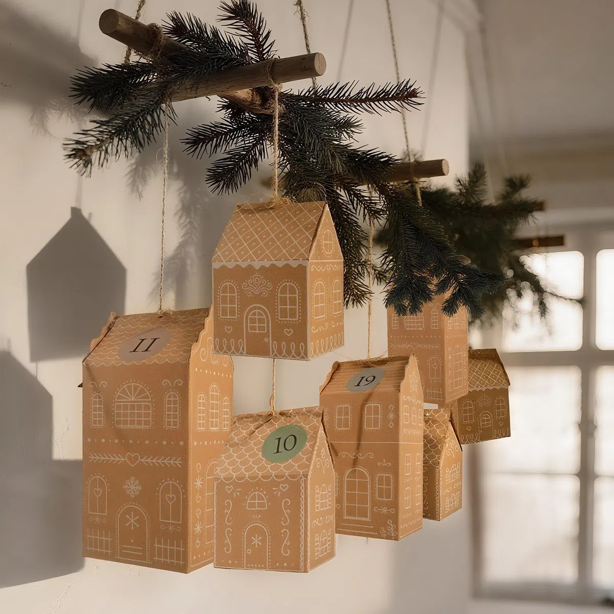 RUBY Calendario de Adviento para rellenar – 24 casitas de jengibre DIY con luces LED, cuerda de yute, pegatinas numeradas – Reutilizable para la familia