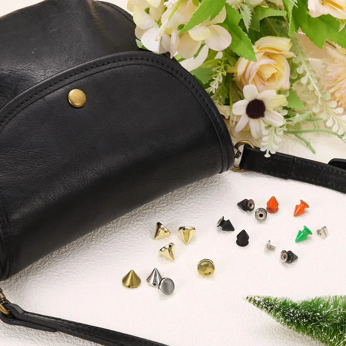 QUARKZMAN 200 Piezas Tachuelas de Cono de Acrílico 10x12mm con Parte Trasera Plana para Coser o Pegar Perlas de Cono Punk para Prendas de Vestir Zapatos Bolsos (Tono Plateado)