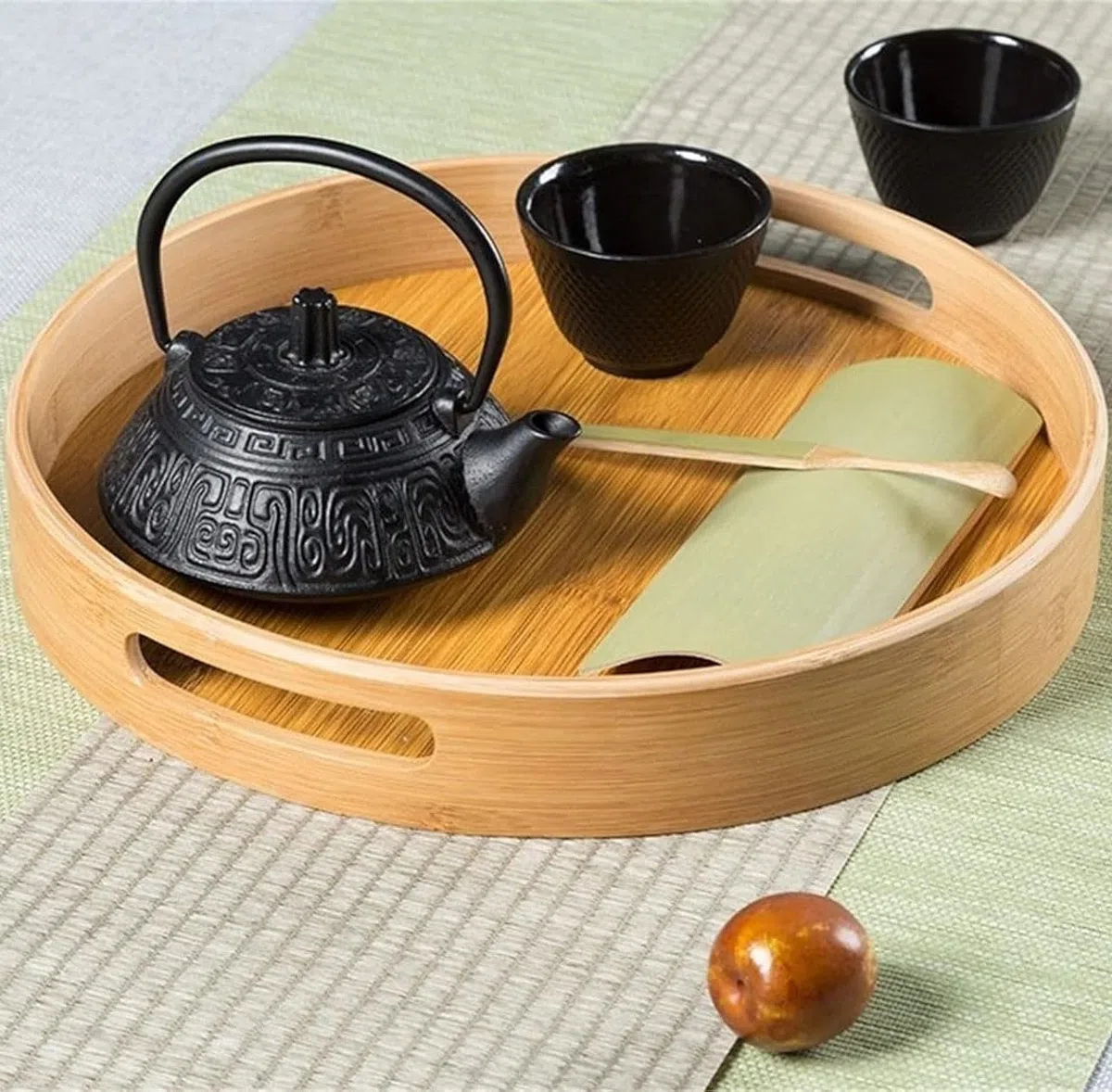 LOLAhome - Bandeja redonda con asas de bambú natural de 40 cm. Práctica y multifuncional para servir desayunos o decorar la mesa del comedor con un estilo natural y cálido