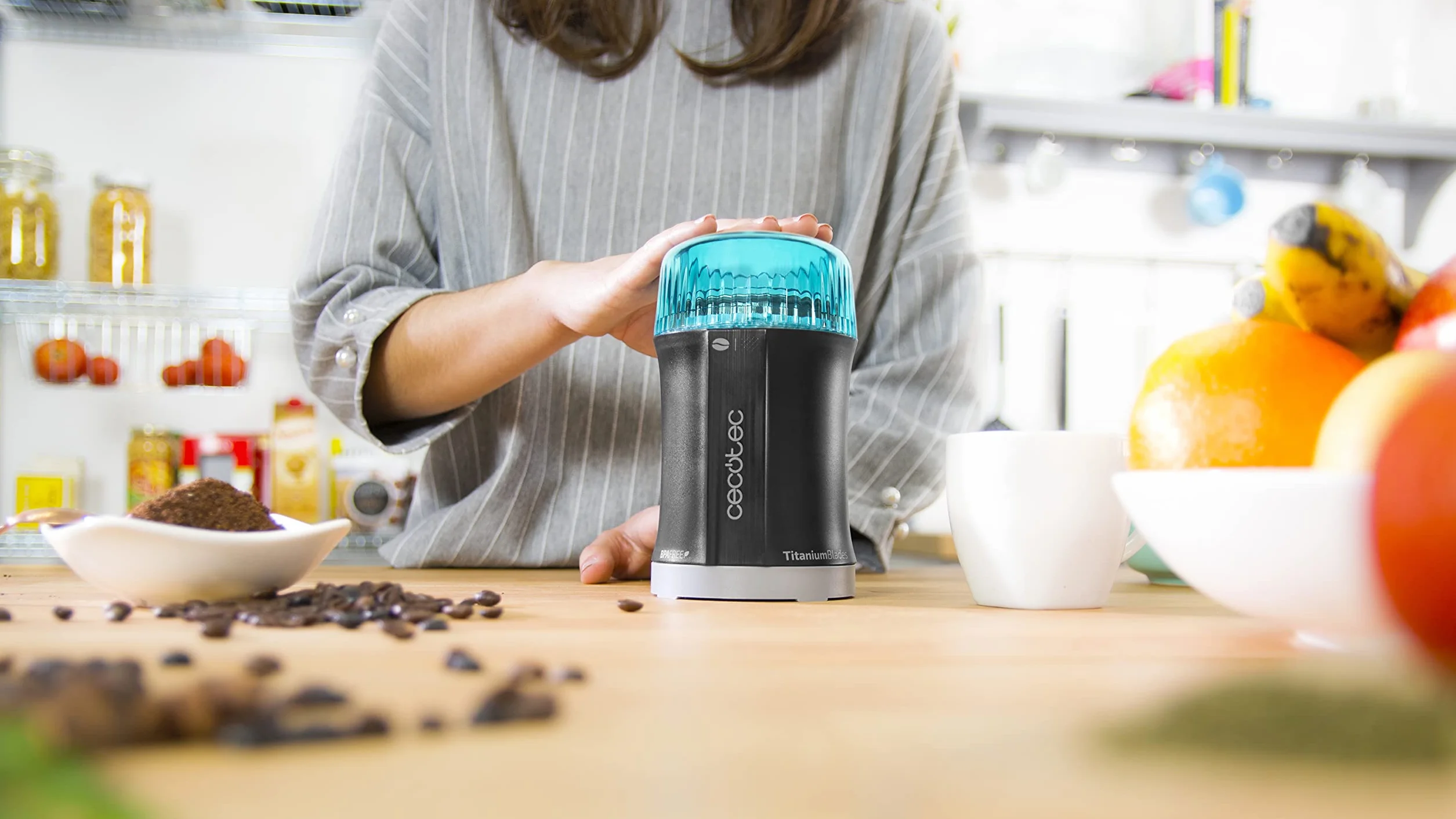 Cecotec Molinillo de Café y Especias TitanMill 200, Compacto, 200 W, Cuchillas recubiertas de Titanio, Capacidad de 50 gr, 10 Tazas de Café, Recipiente de acero cepillado, Sin tóxicos