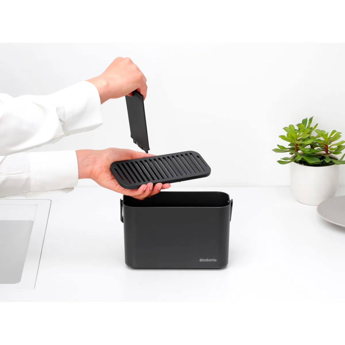 Brabantia Organizador para fregadero SinkSide con asa Dark Grey | Organizador y almacenaje de productos de limpieza |Cesto ergonómico y compacto para utensilios de limpieza