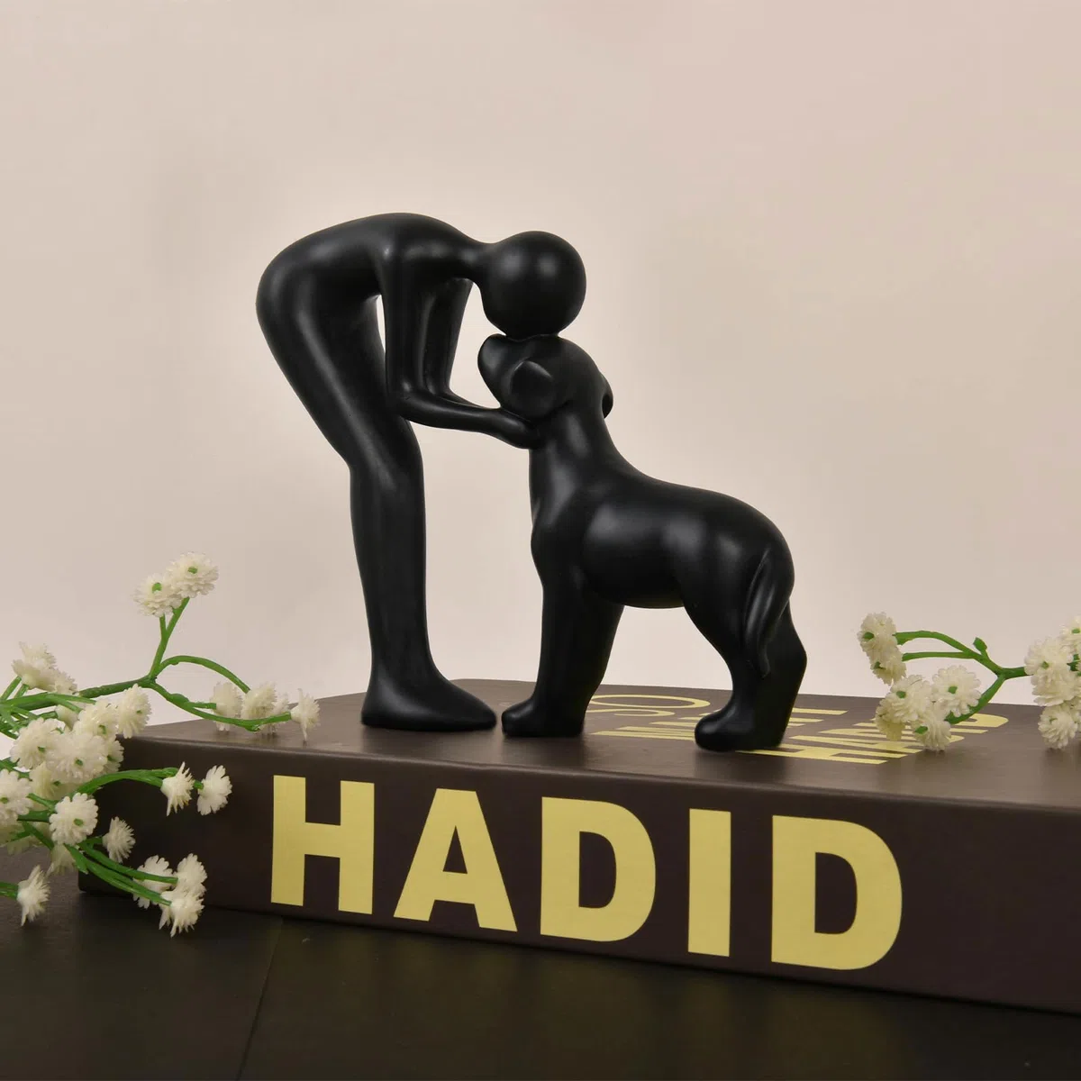 Estatuilla de Perro Bonito en Cerámica Negro – Figura Canina Decorativa, Regalo para Amantes de los Animales, Decoración para Hogar/Oficina, Figura de Hombre y Perro