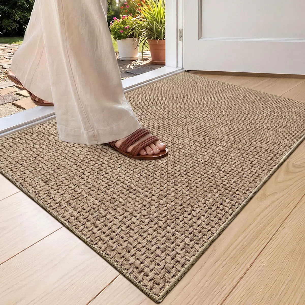 Color&Geometry Felpudo Interior 43 x 76 cm, Alfombra Delgada Antideslizante para Interior, Alfombra Trenzada estructurada, Alfombra Que Absorbe Agua y atrapa el Sucio, Beige Oscuro