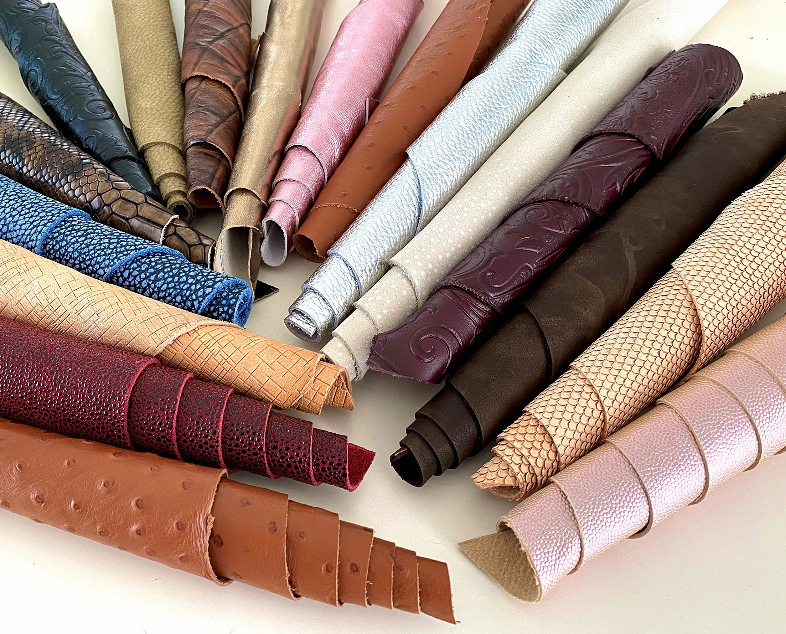 IPEA 1 Kg de Recortes de Cuero – Piel Auténtica con Estampados Mixtos y Detalles en Tamaño Aleatorio – Fabricado en Italia – Retales Cortes de Formas Diferentes con Estampados Decorativos